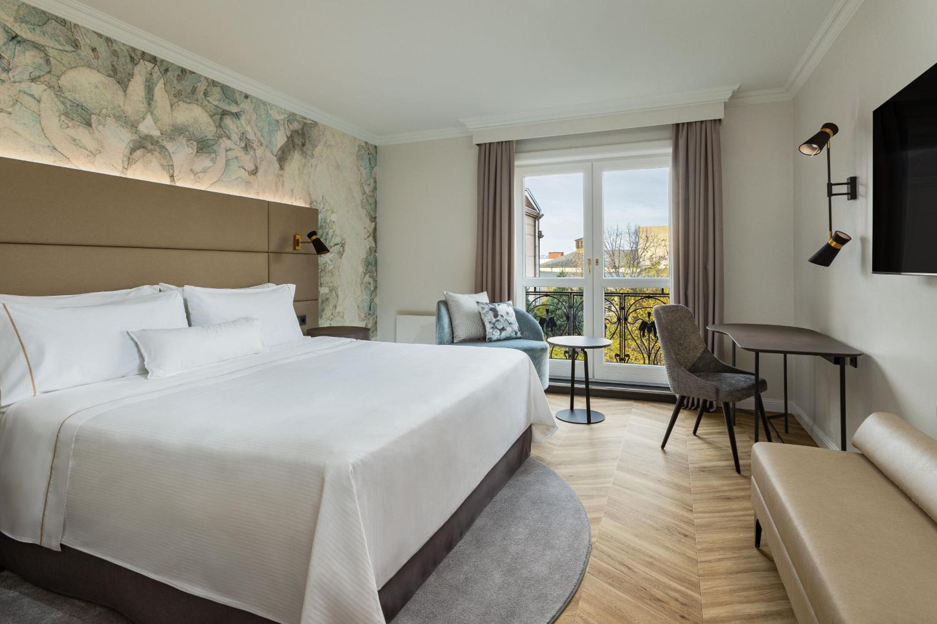 Deluxe King Room with Garden View