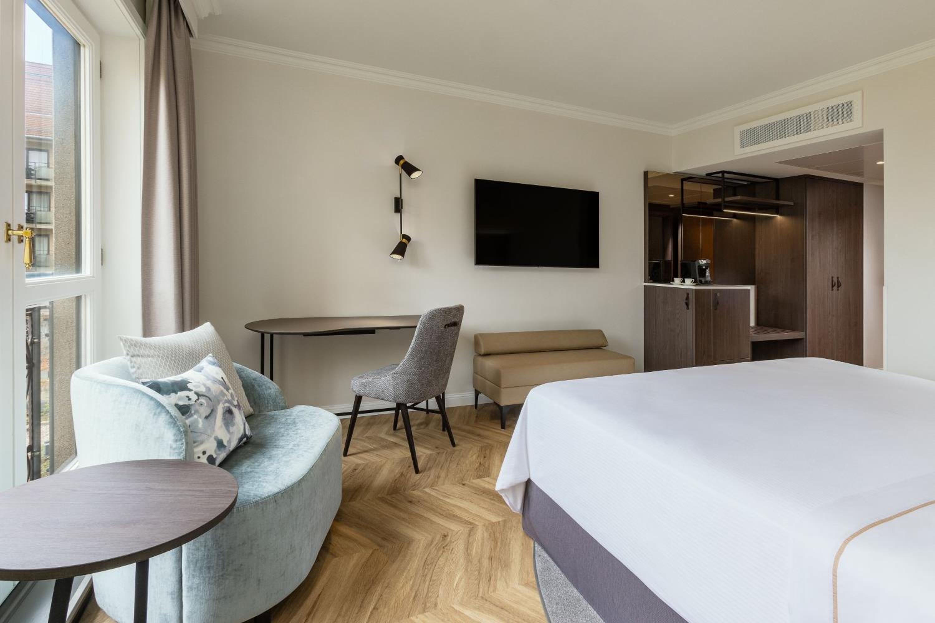 Deluxe King Room with Garden View