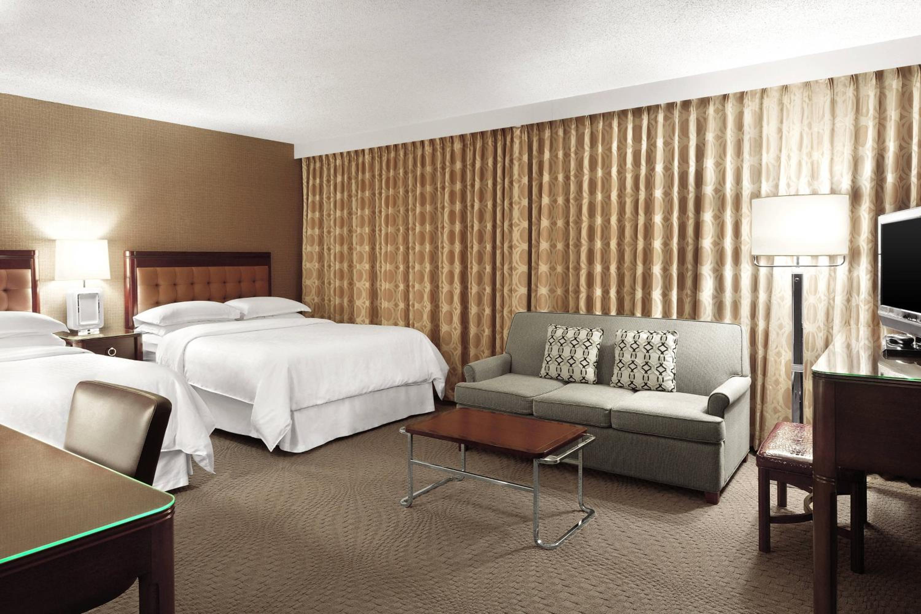 2 Queen and Sofa bed Deluxe Guest room - Photo 1