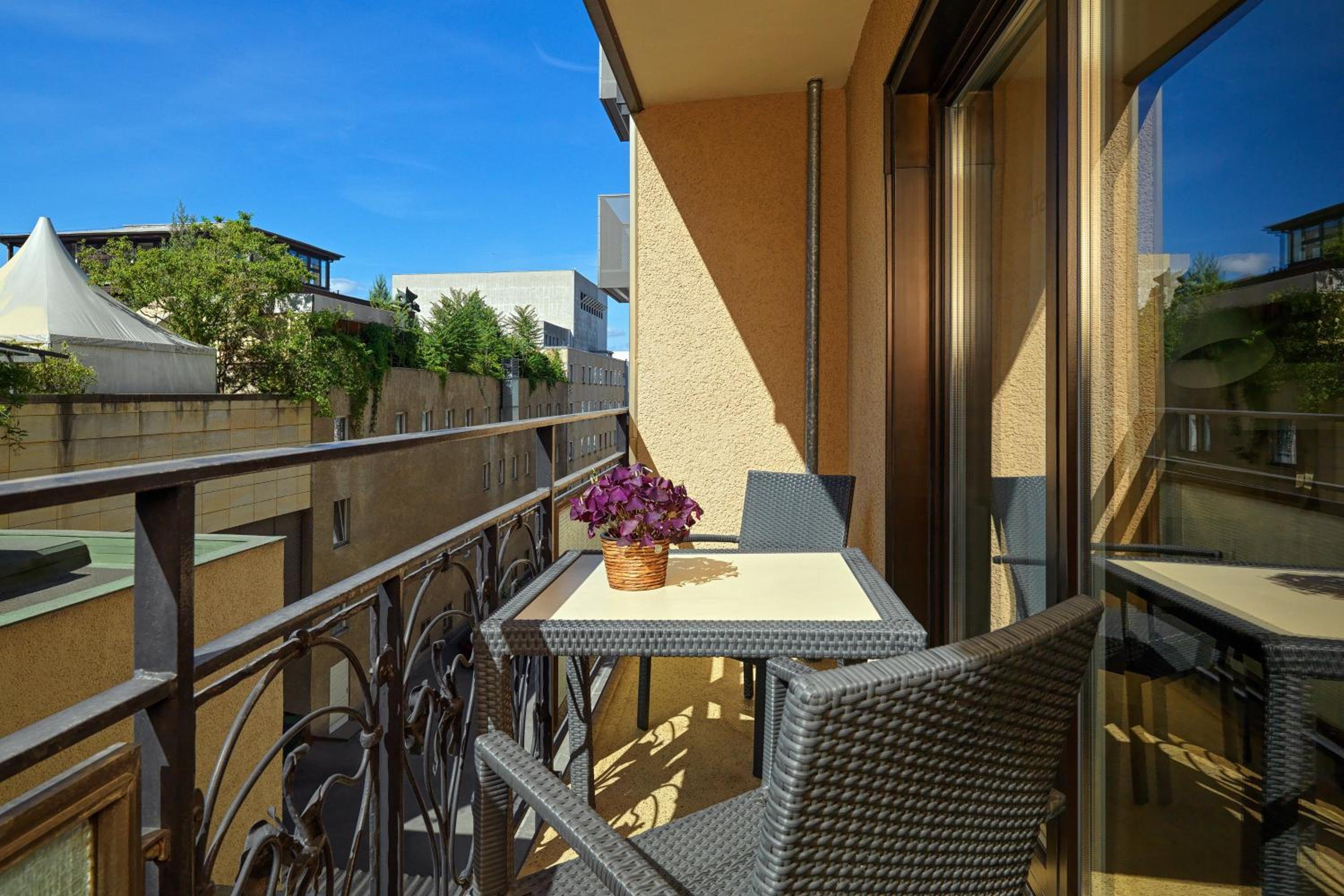 Garden Superior King Room with Balcony