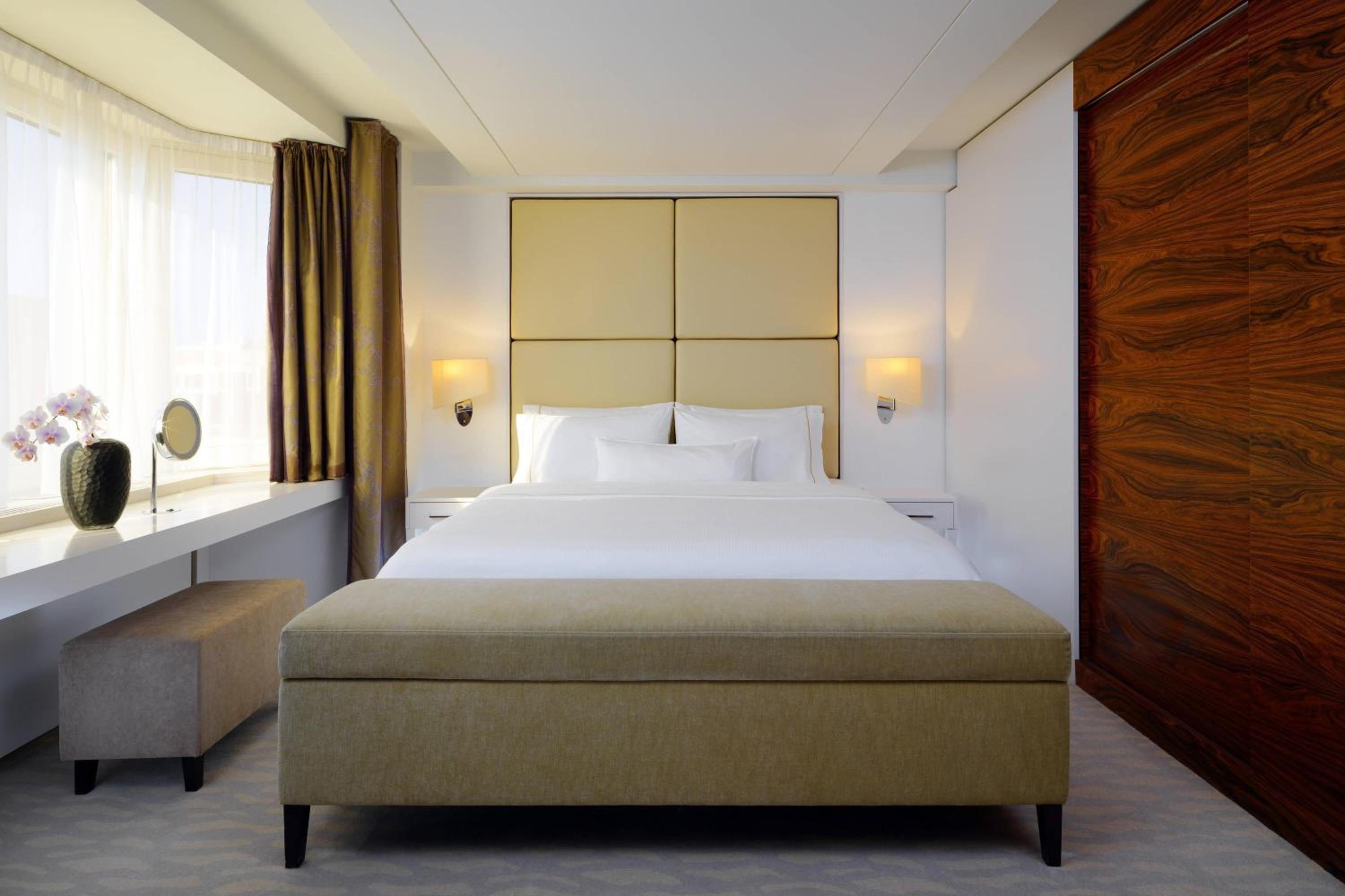 Corner Suite