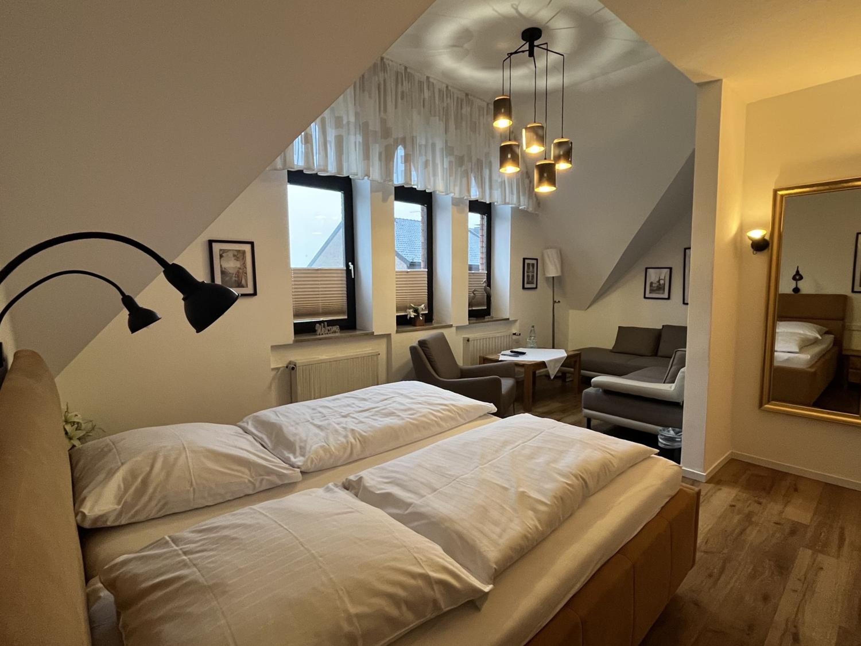 Double Room with Private Bathroom - Photo 13