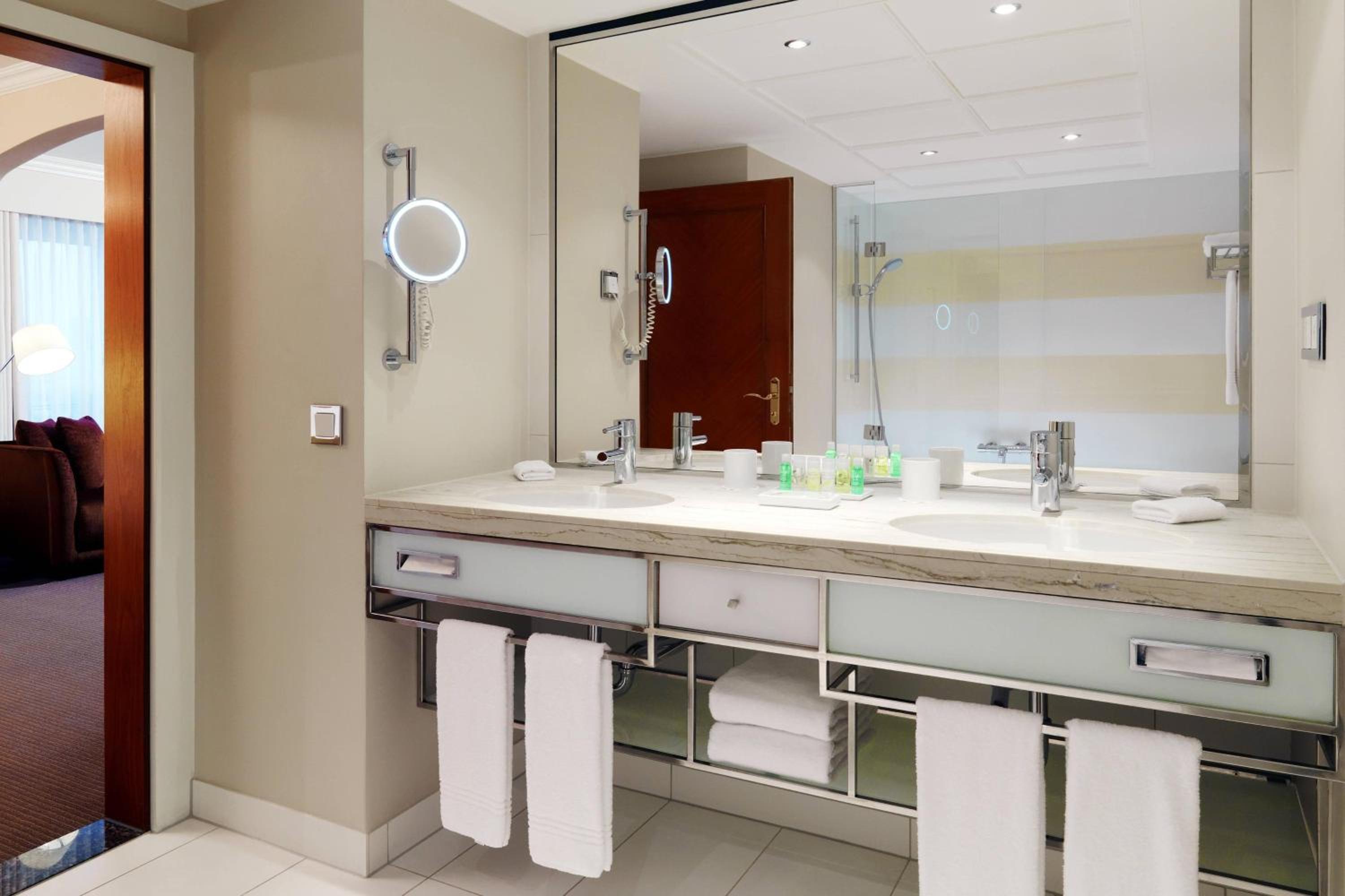 Junior King Suite - Photo 7