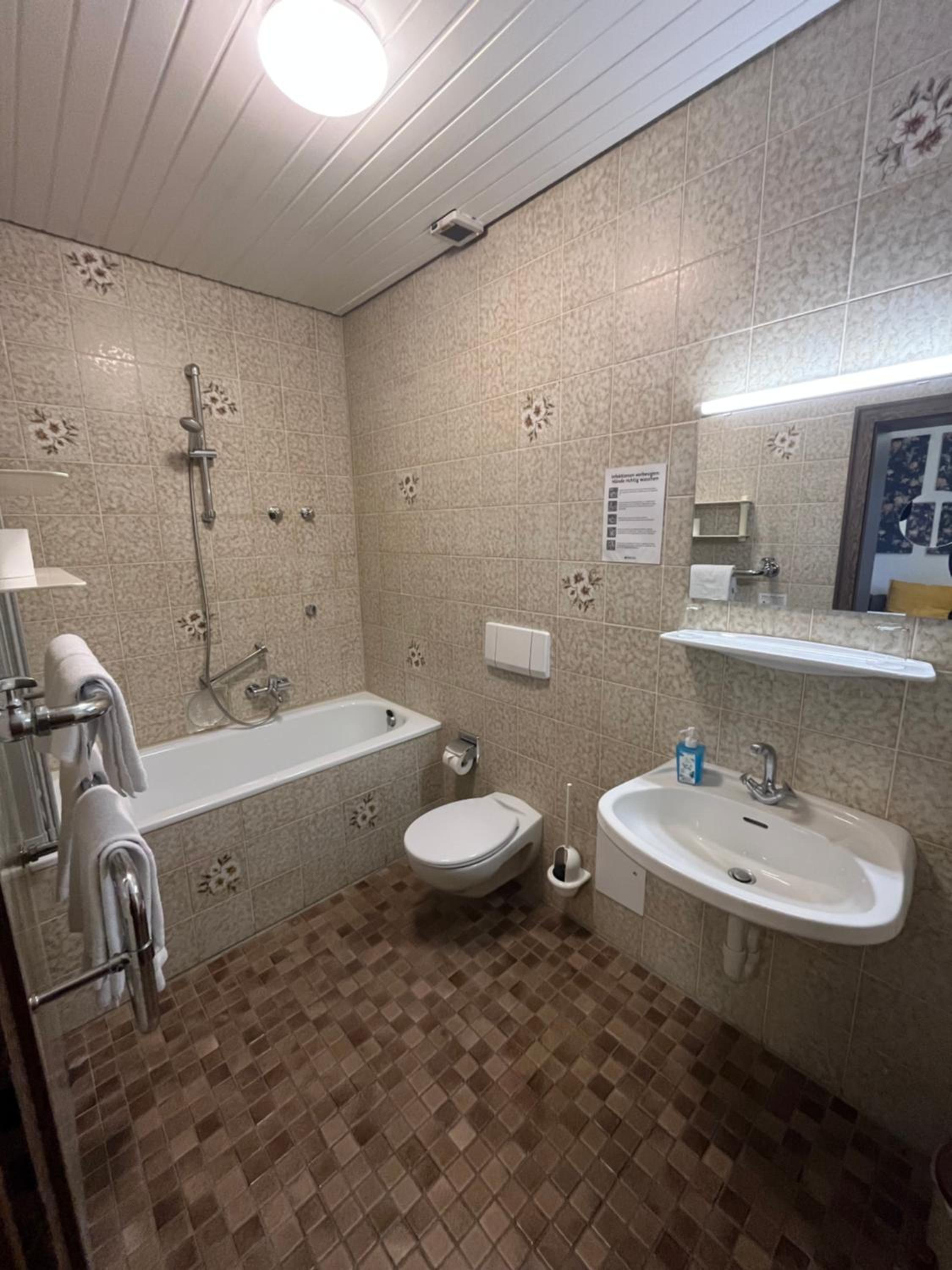 Double Room with Private Bathroom - Photo 10