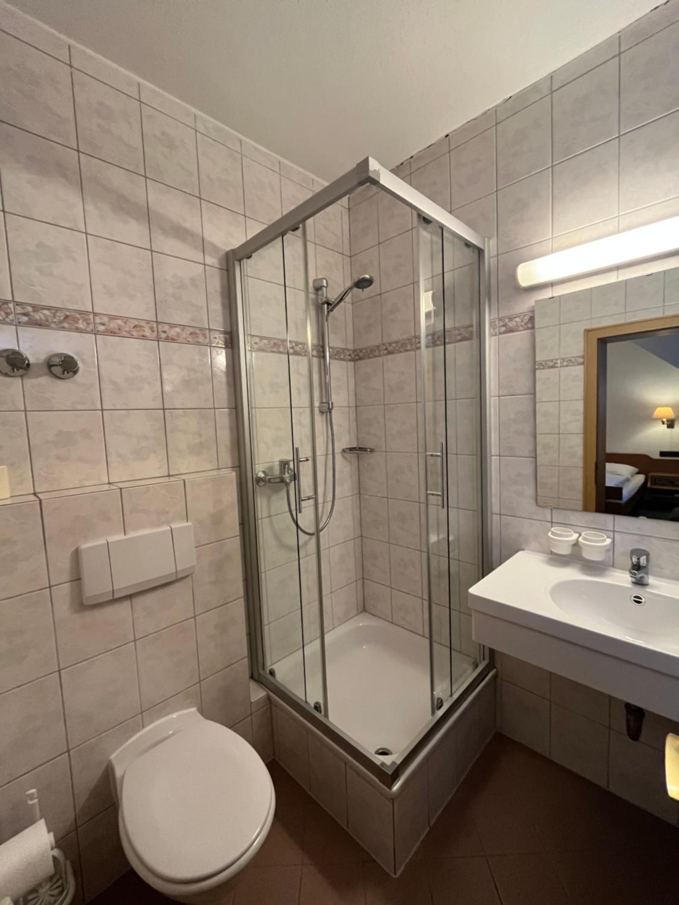 Double Room with Private Bathroom - Photo 8