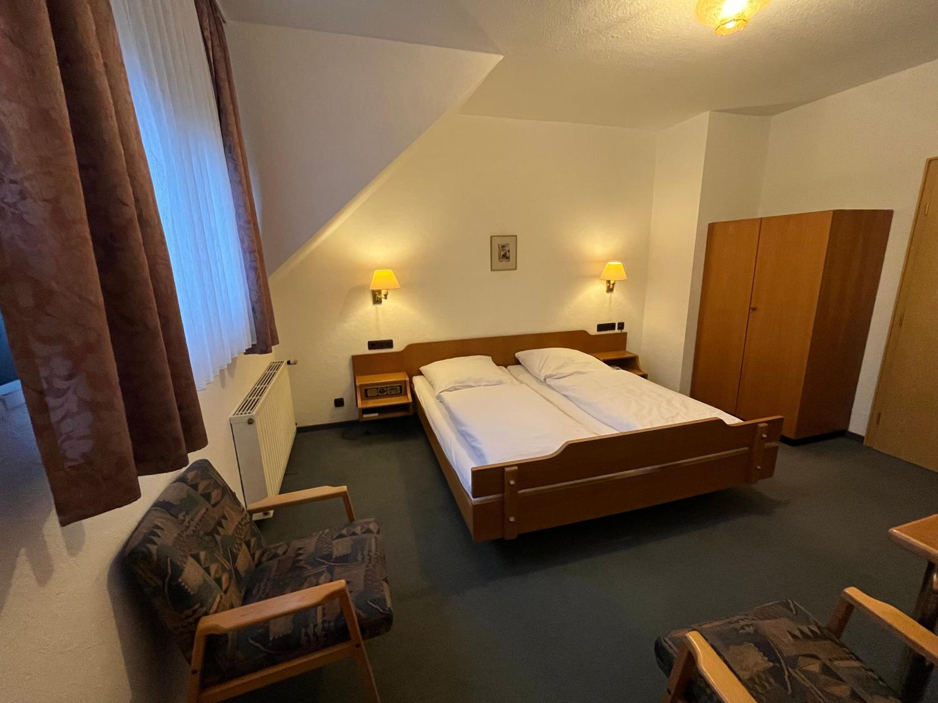 Double Room with Private Bathroom - Photo 7