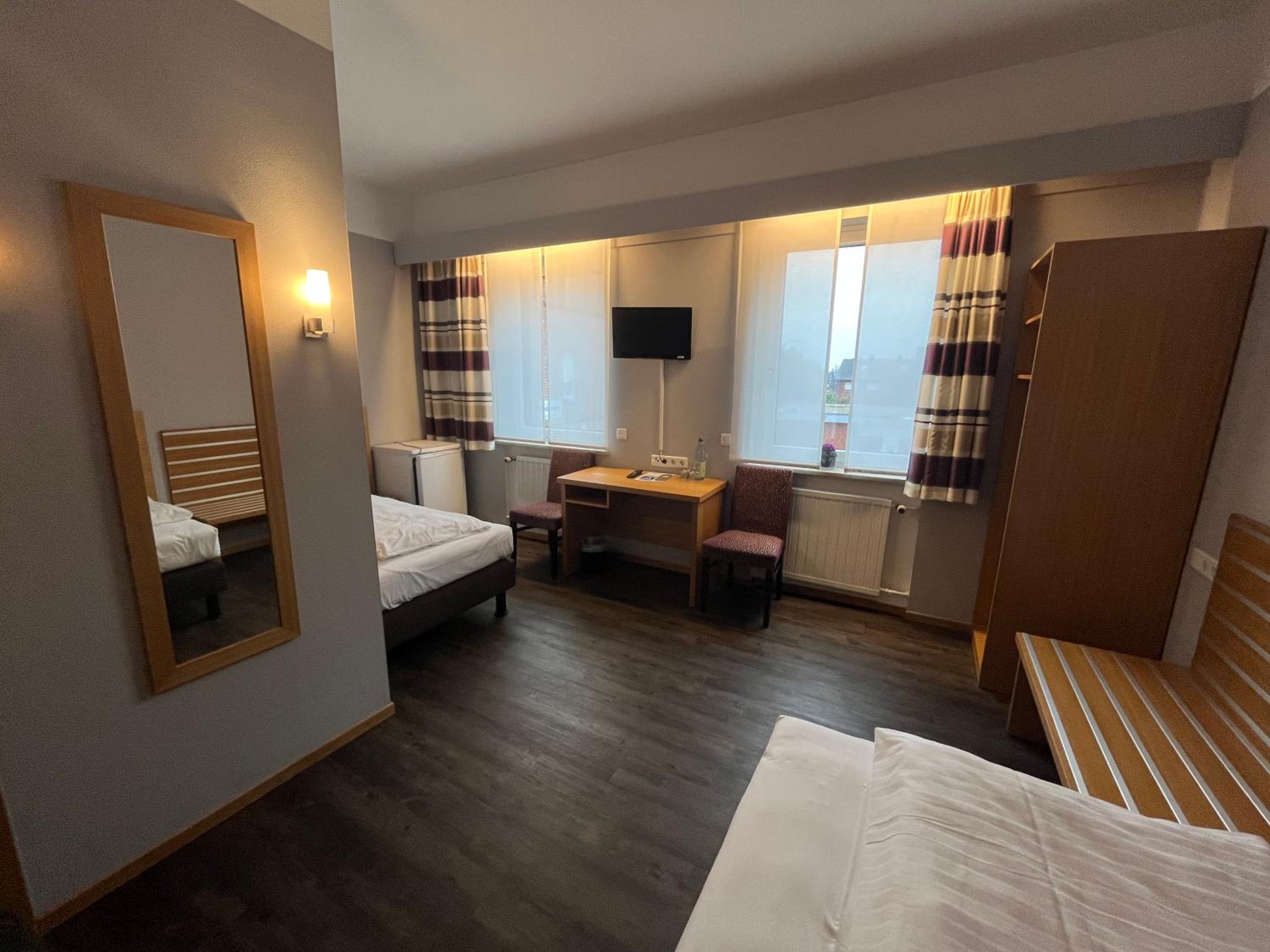 Twin Room with Bathroom - Photo 1