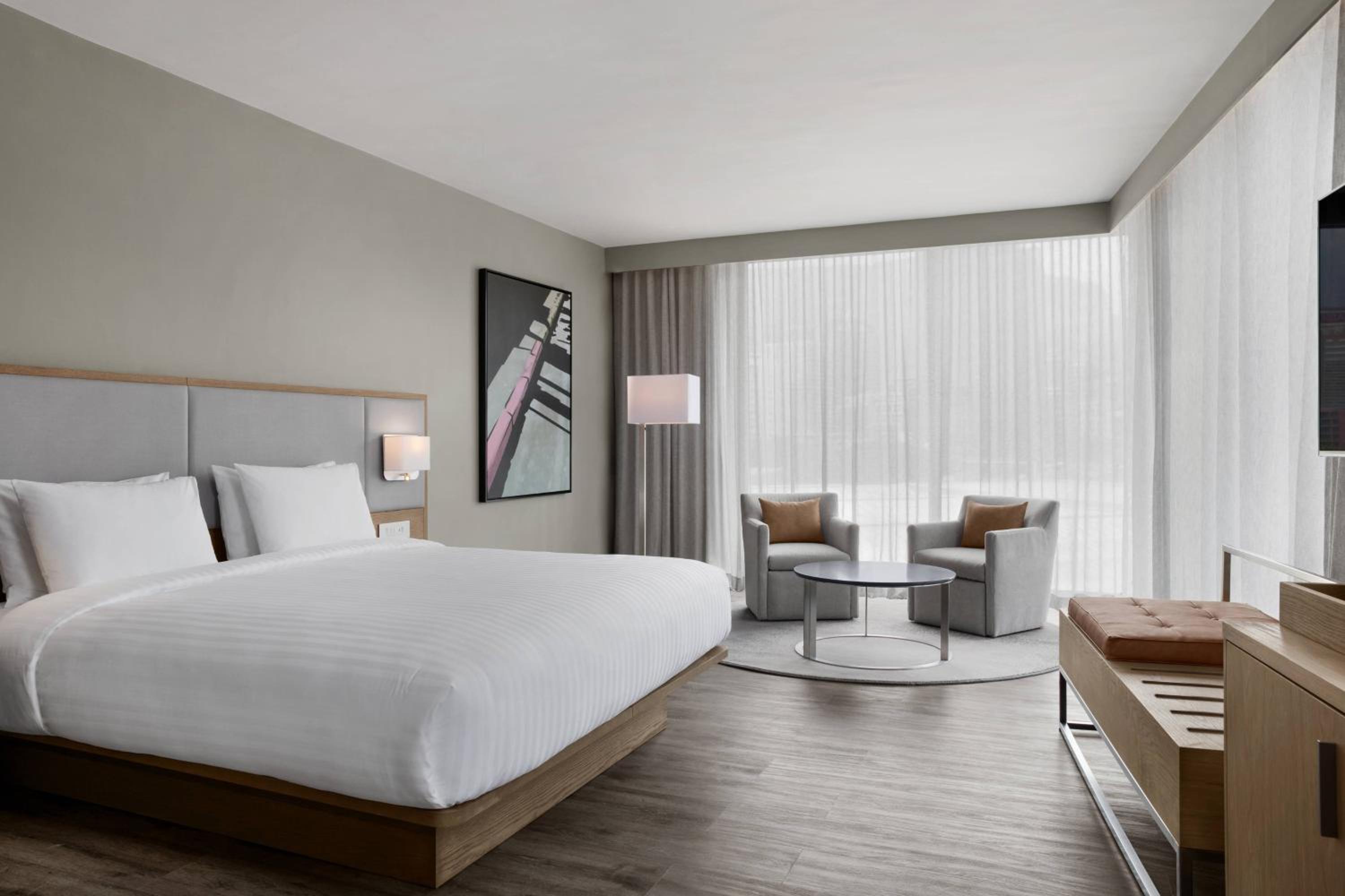 Larger Guest room, 1 King, Mountain view, Corner room