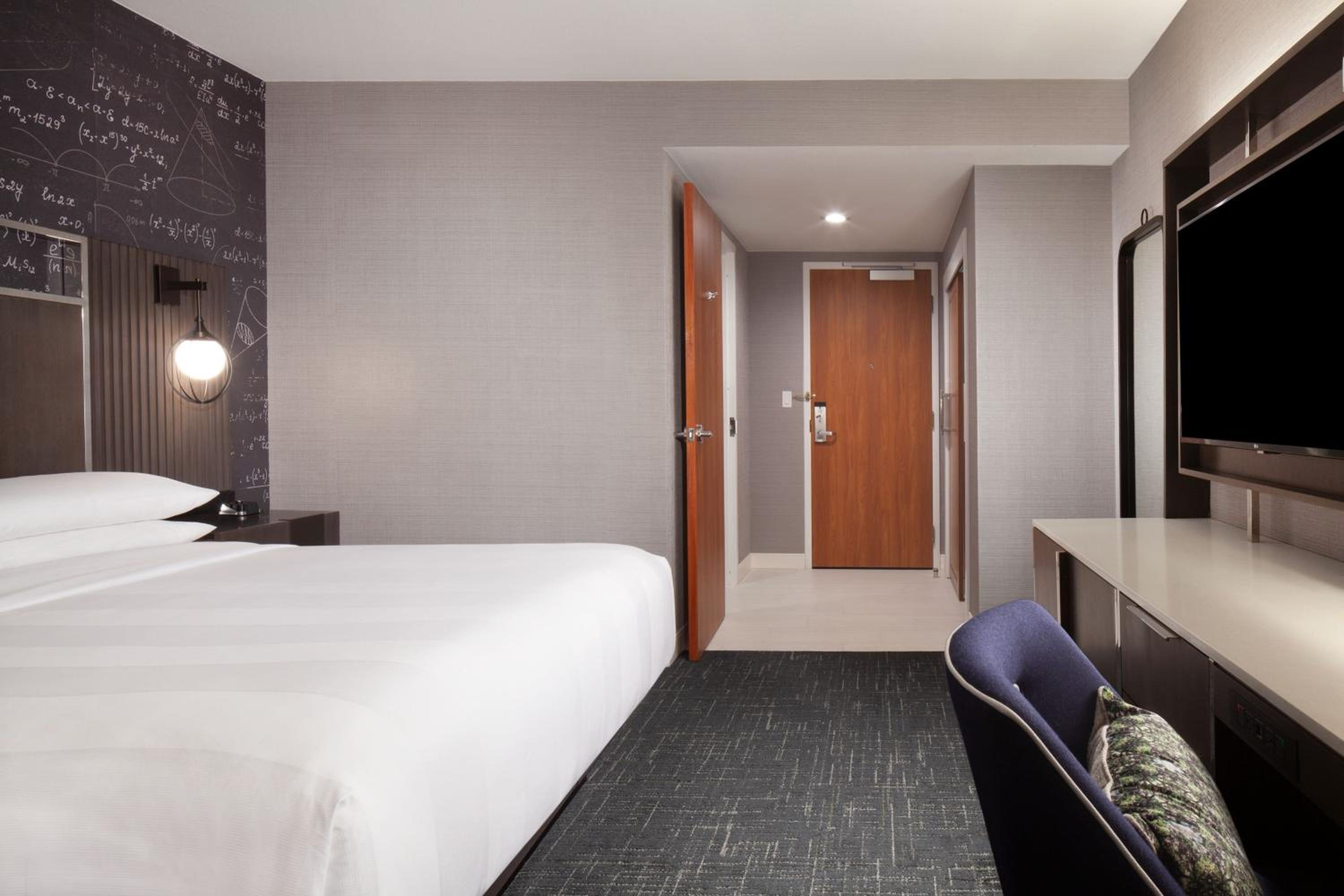 Standard King Room - Photo 7