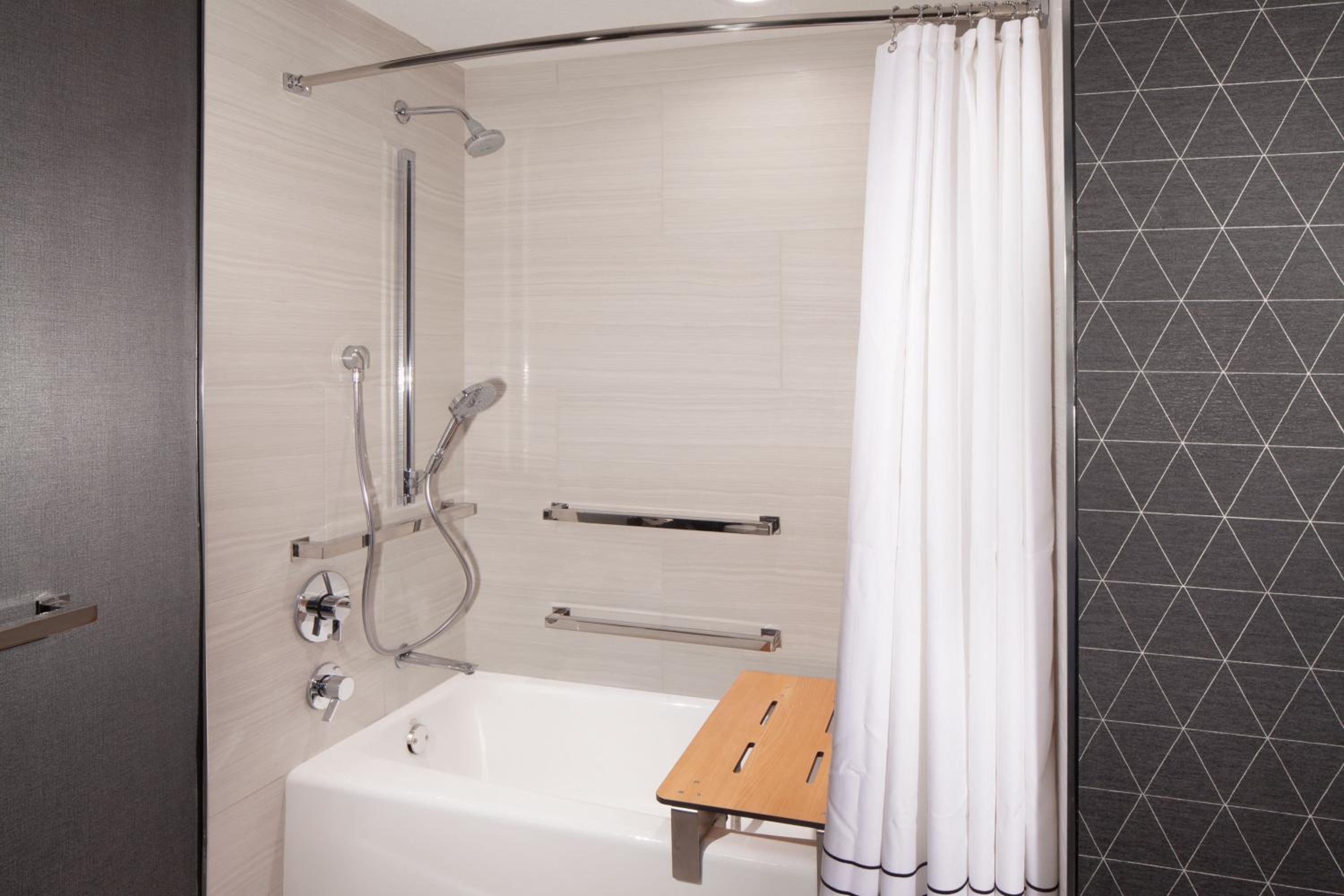 Standard King Room - Photo 9
