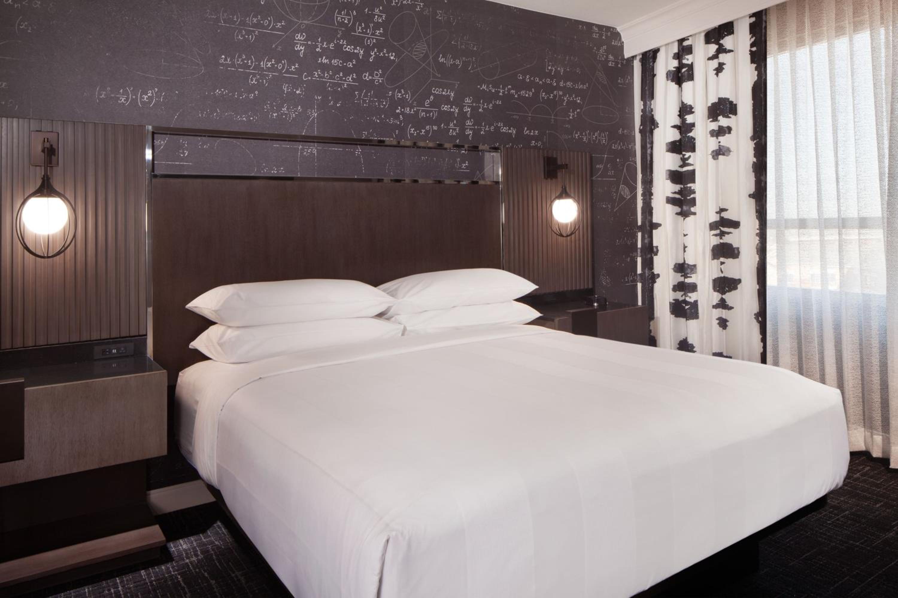 Executive King Suite with Sofa Bed - Photo 6