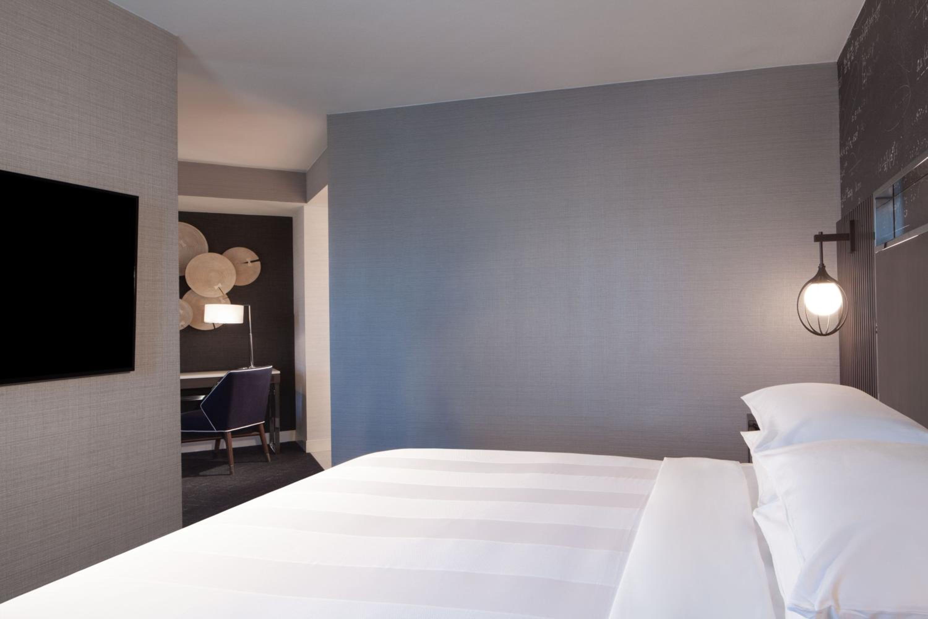 Executive King Suite with Sofa Bed - Photo 5