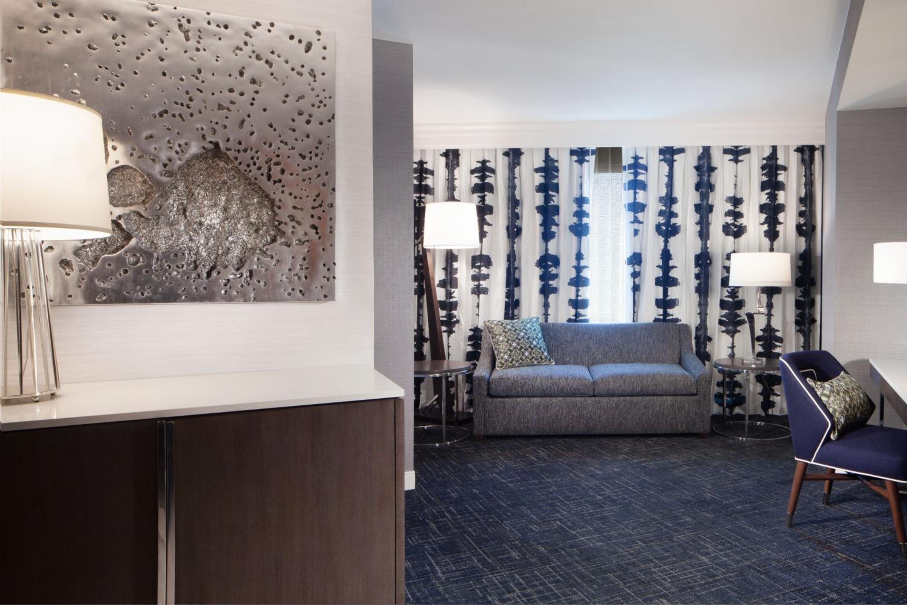 Executive King Suite with Sofa Bed - Photo 2