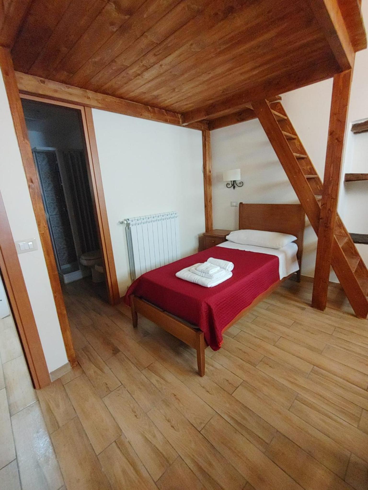 Twin Room with Private Bathroom photo 1