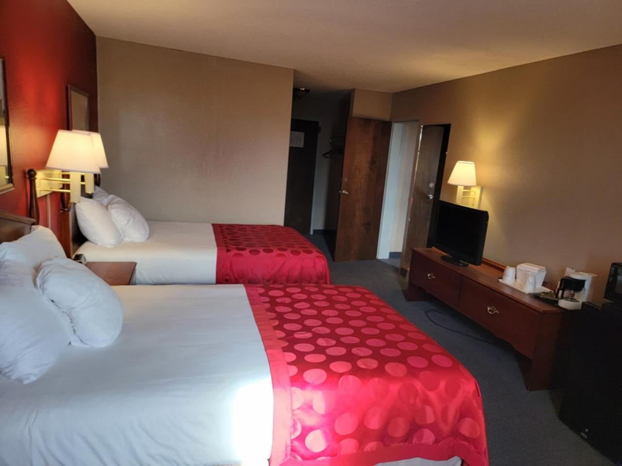 One-Bedroom Suite with Four Double Beds - Non-Smoking photo 2