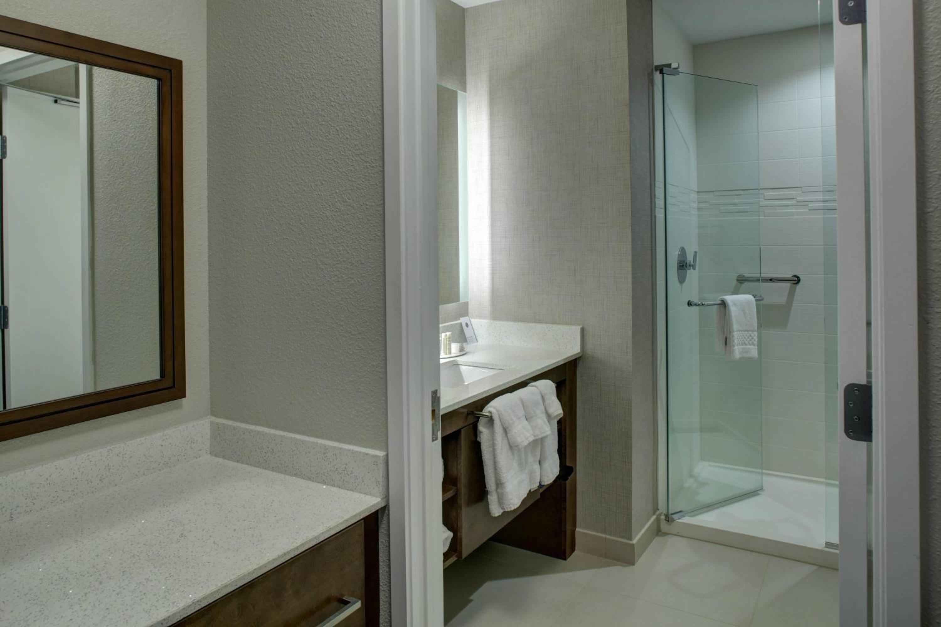 One-Bedroom Suite, 2 Queen, Sofa bed - Photo 6