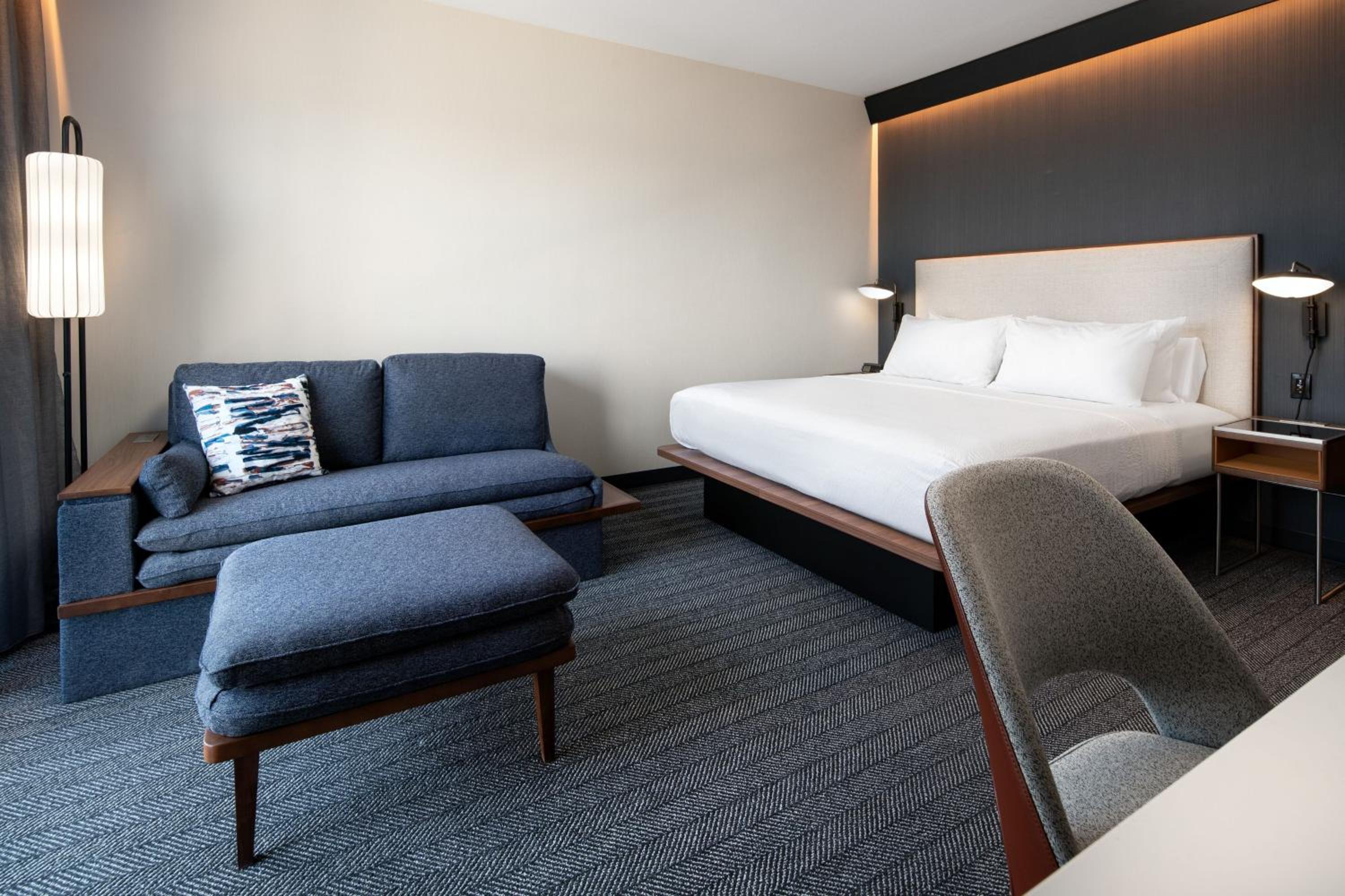 King Room with Sofa Bed - Photo 1