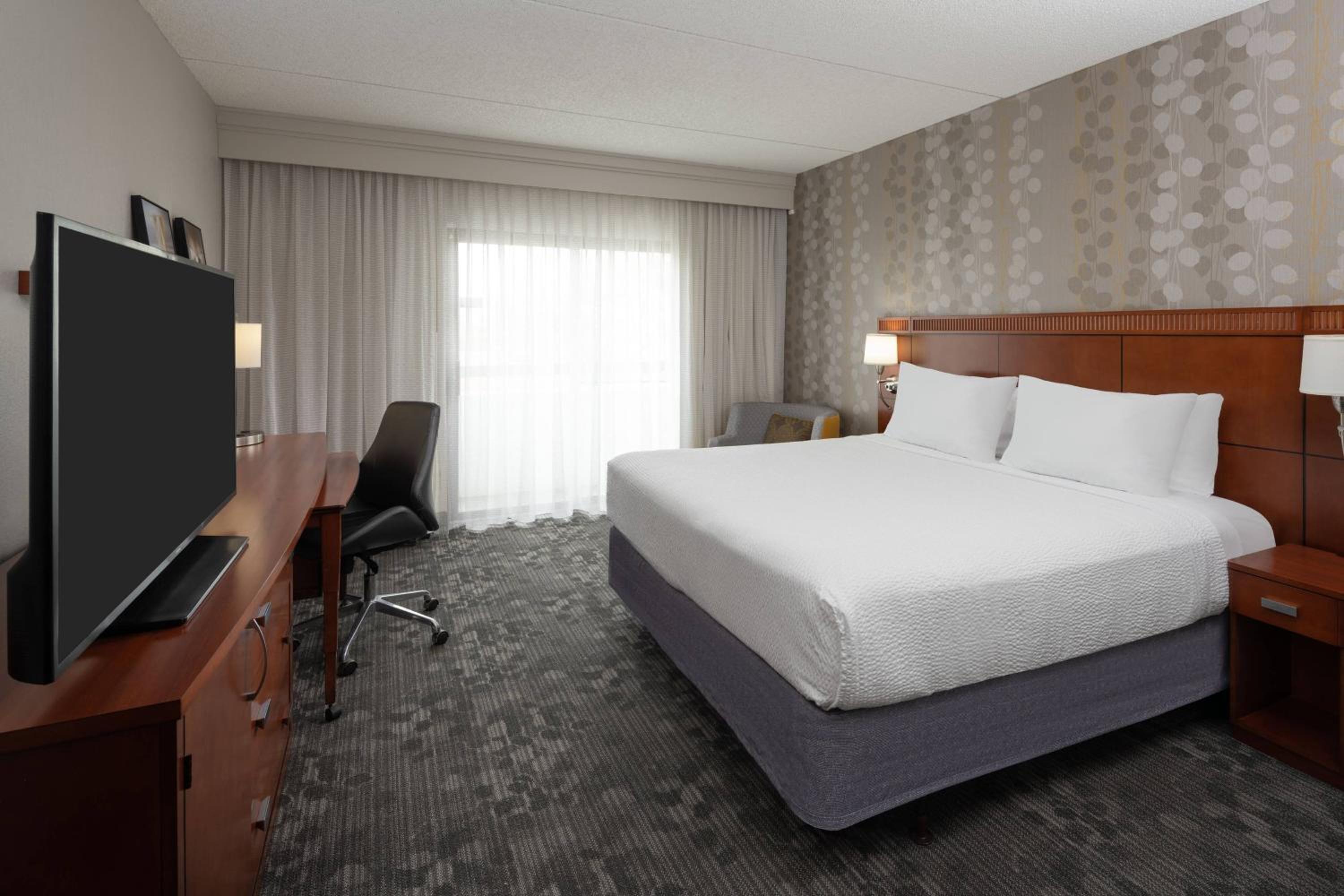 King Room with Sofa Bed - Photo 7