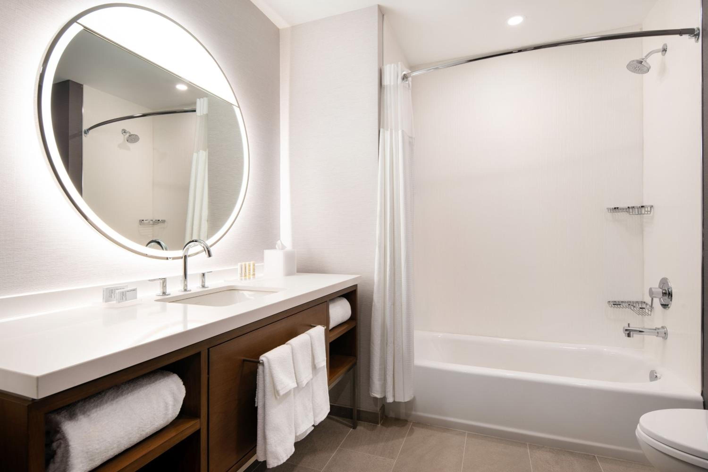 King Room with Sofa Bed - Photo 3