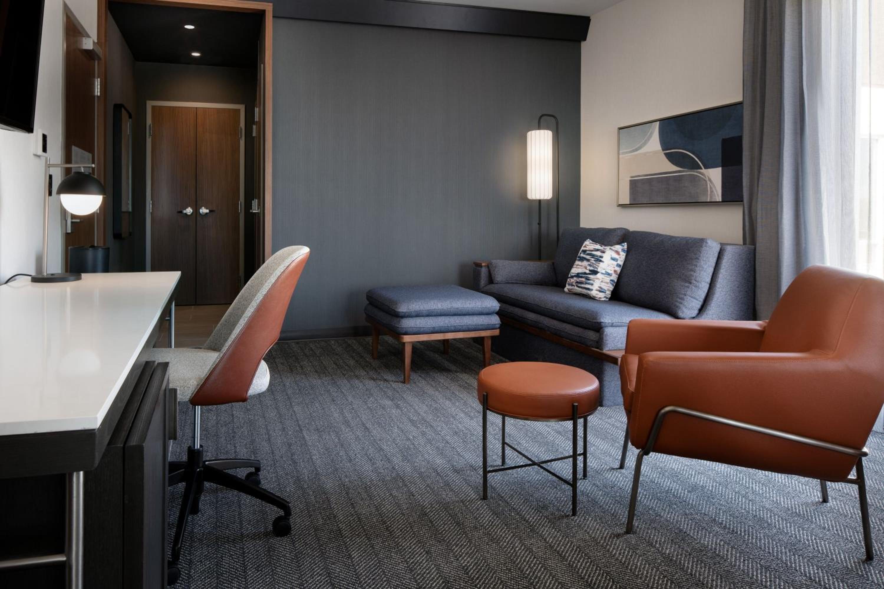 Executive Suite with Two Queen Beds and Sofa Bed - Photo 3