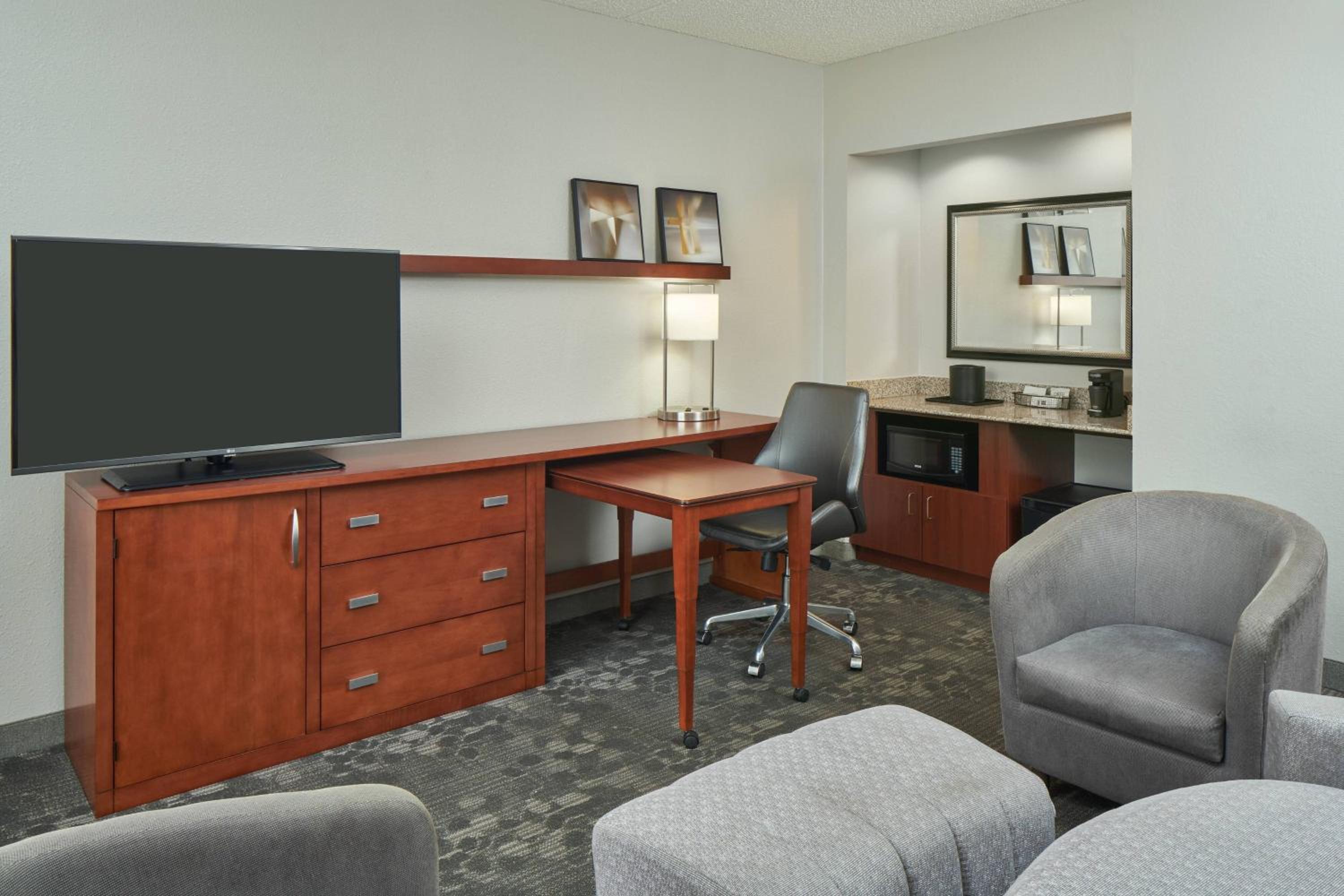 1 Bedroom Suite, 1 King, Sofa bed, Balcony