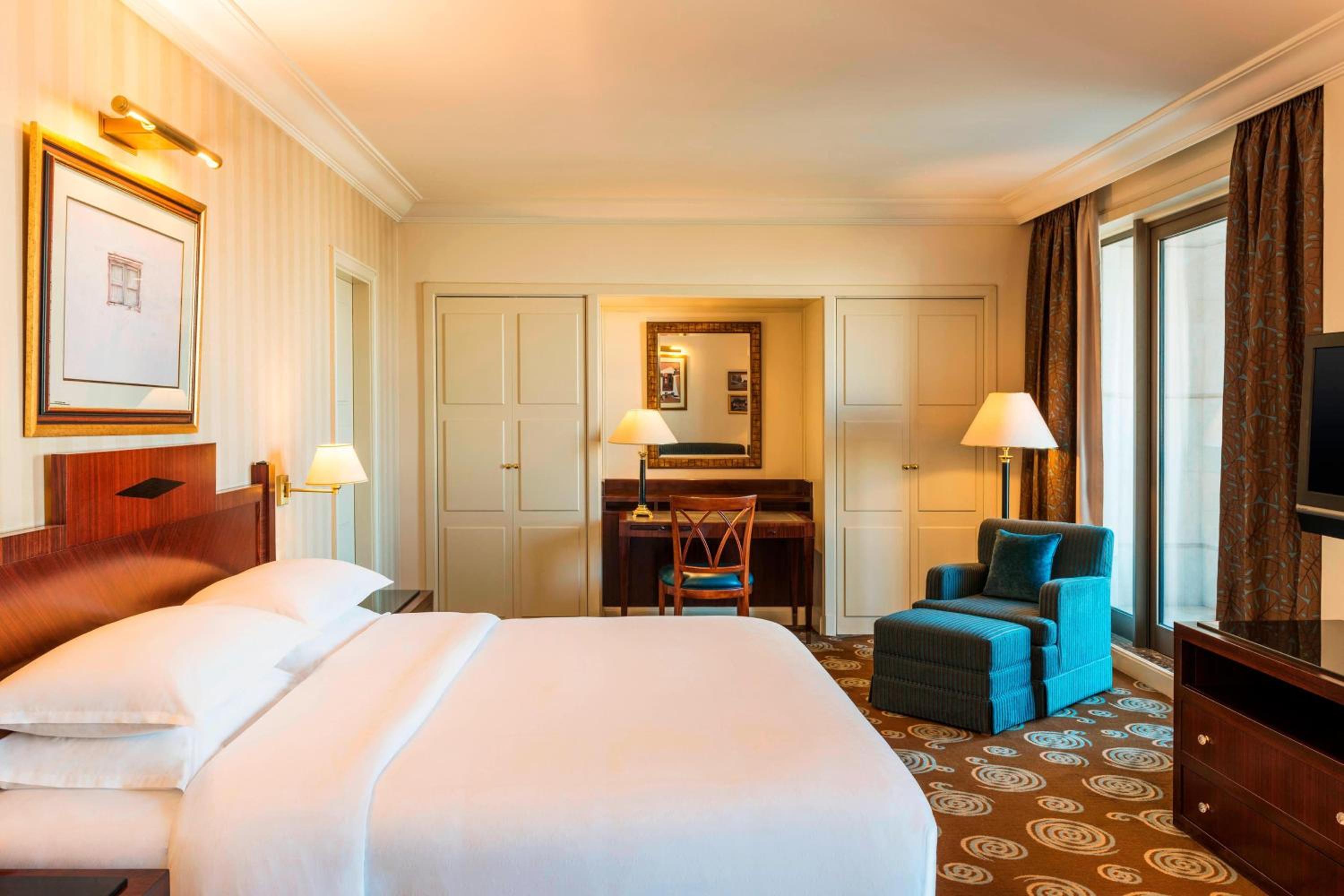 Junior Suite, Club lounge access, 1 King, City view