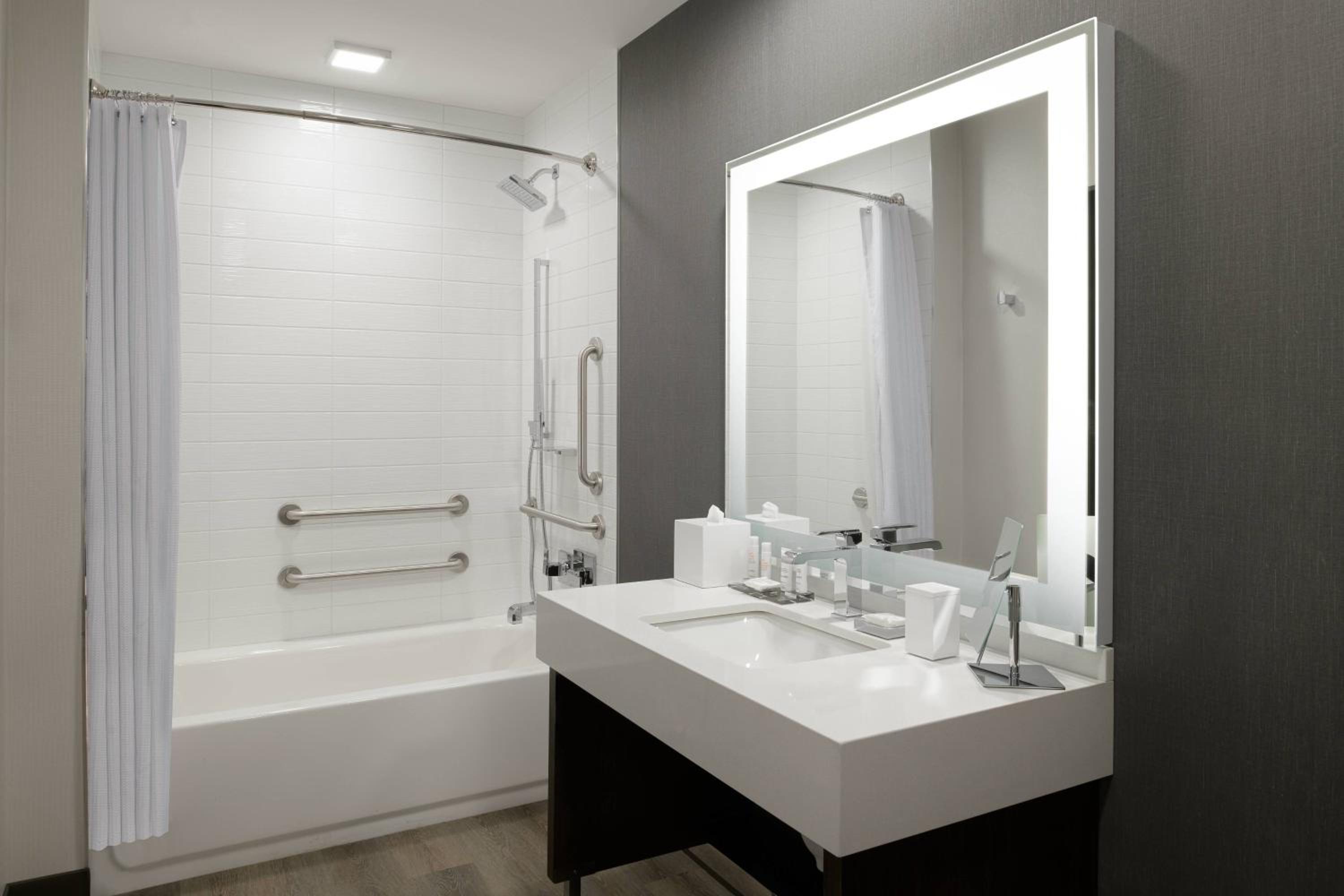 Guest Room, 1 King - Photo 7