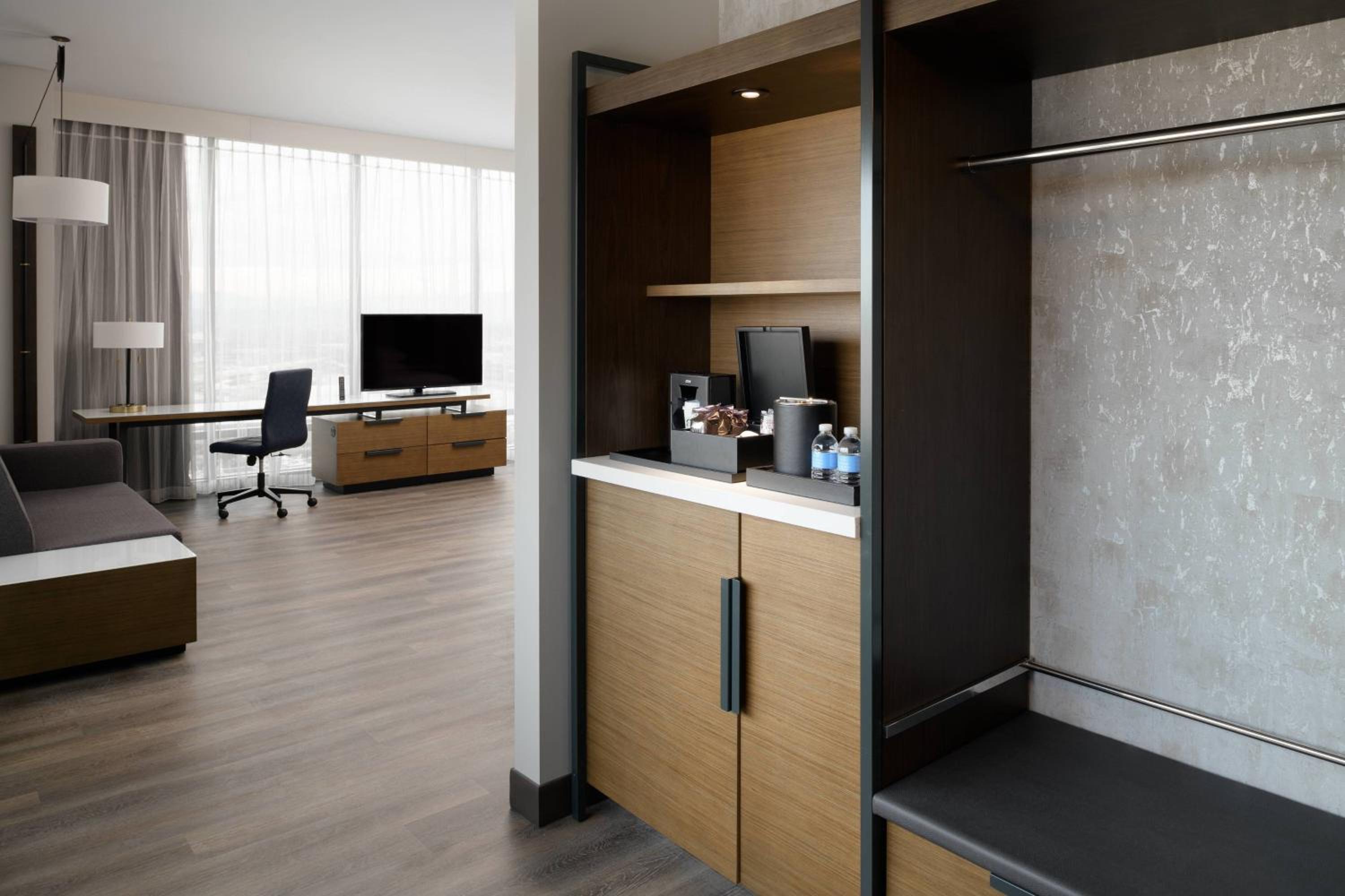 Executive Suite, 1 King, Sofa bed, City view, Corner room photo 1