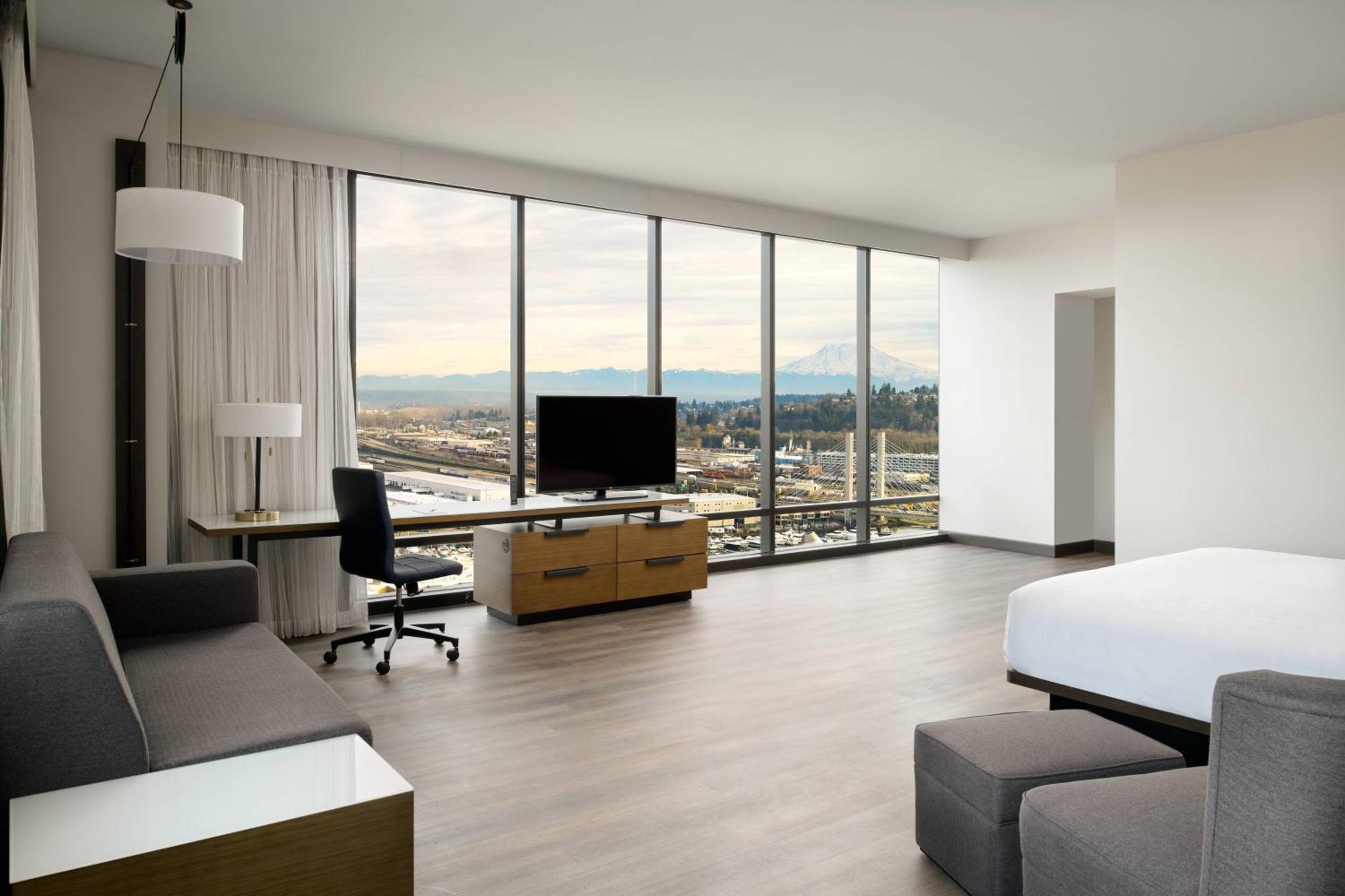Executive Suite, 1 King, Sofa bed, City view, Corner room photo 2