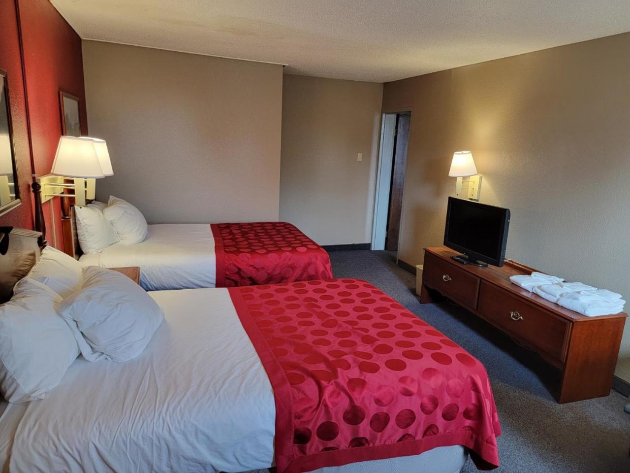 One-Bedroom Suite with One King and Two Double Beds - Non-Smoking photo 3