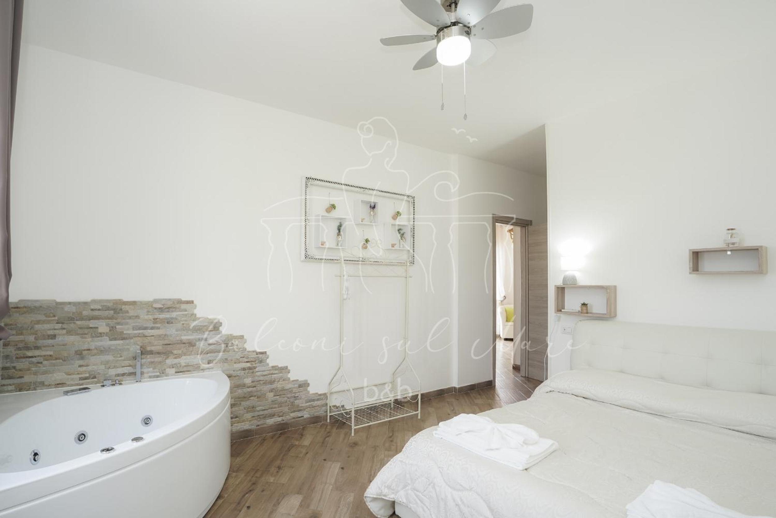 Deluxe Double Room with Hydromassage - Photo 16
