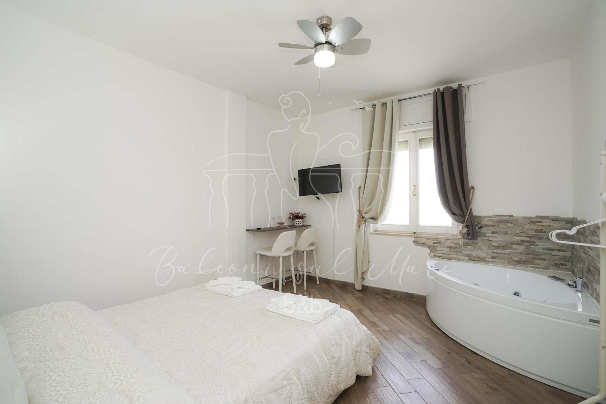 Deluxe Double Room with Hydromassage - Photo 12