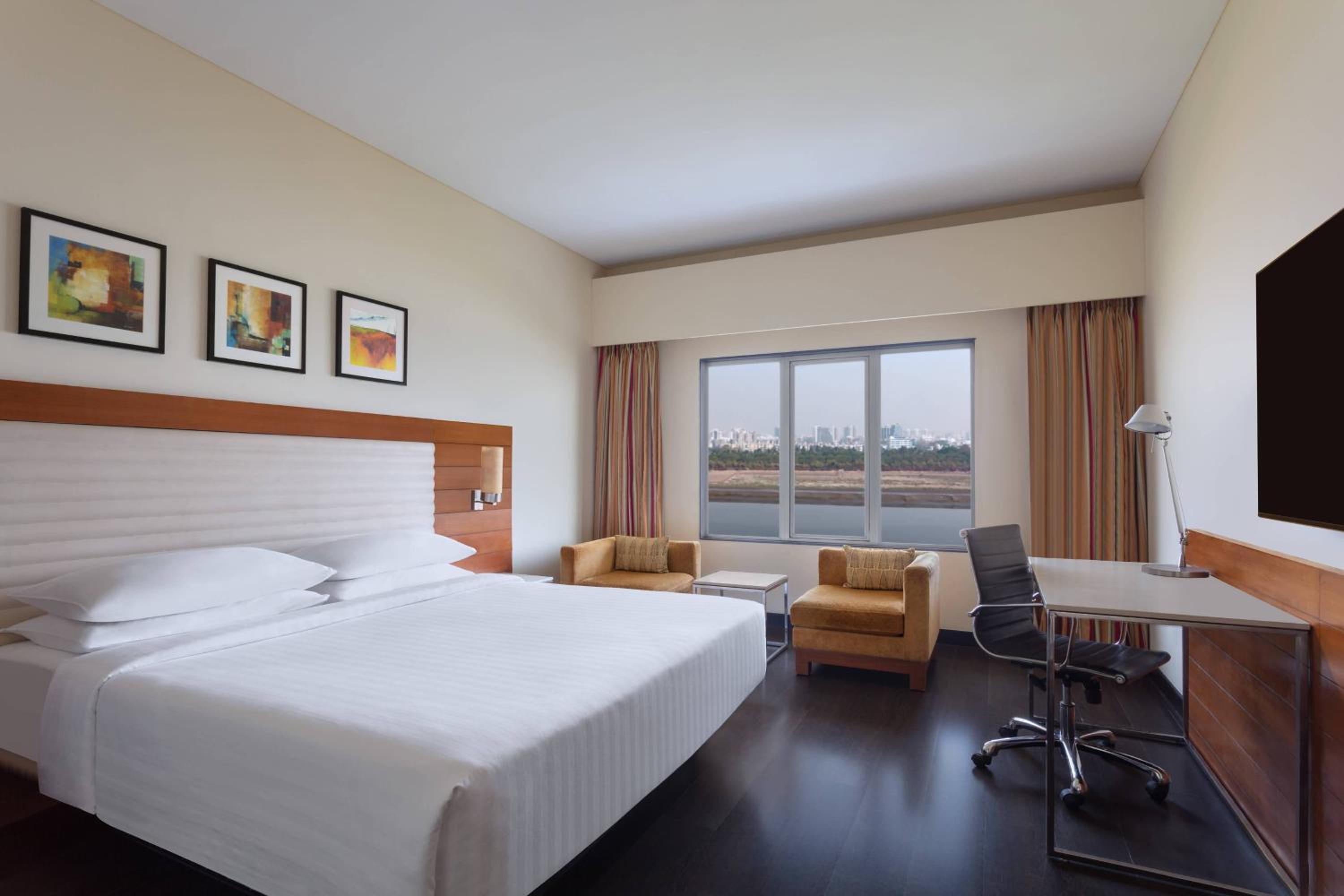 Deluxe Guest room, 1 King, River view - 10% Discount on F&B and Laundry till 15th September 2026