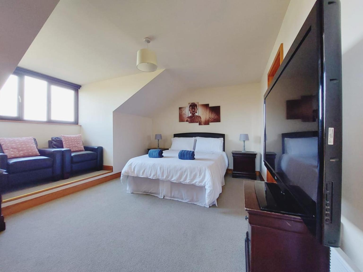 Queen Room with Shared Bathroom