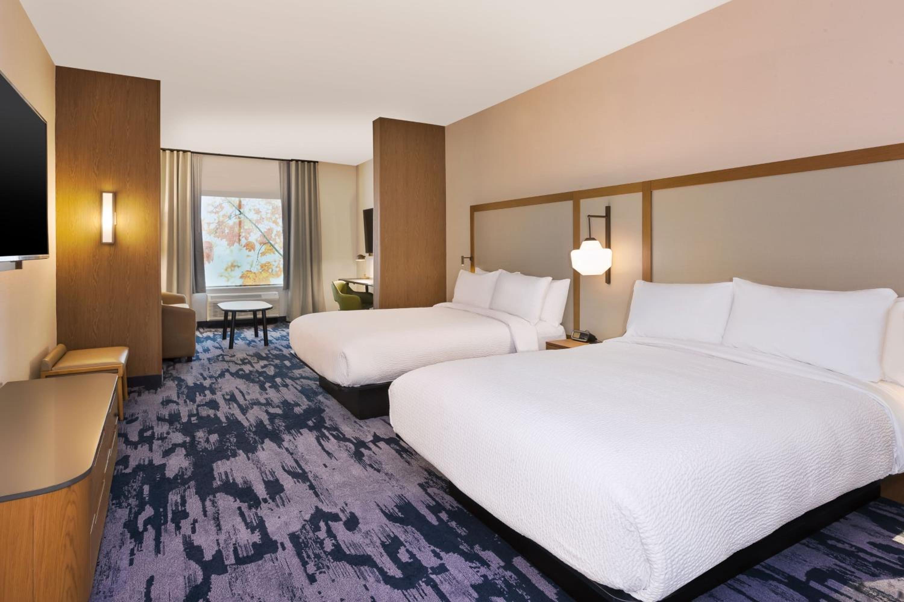 Queen Suite with Two Queen Beds and Sofa Bed - Photo 4