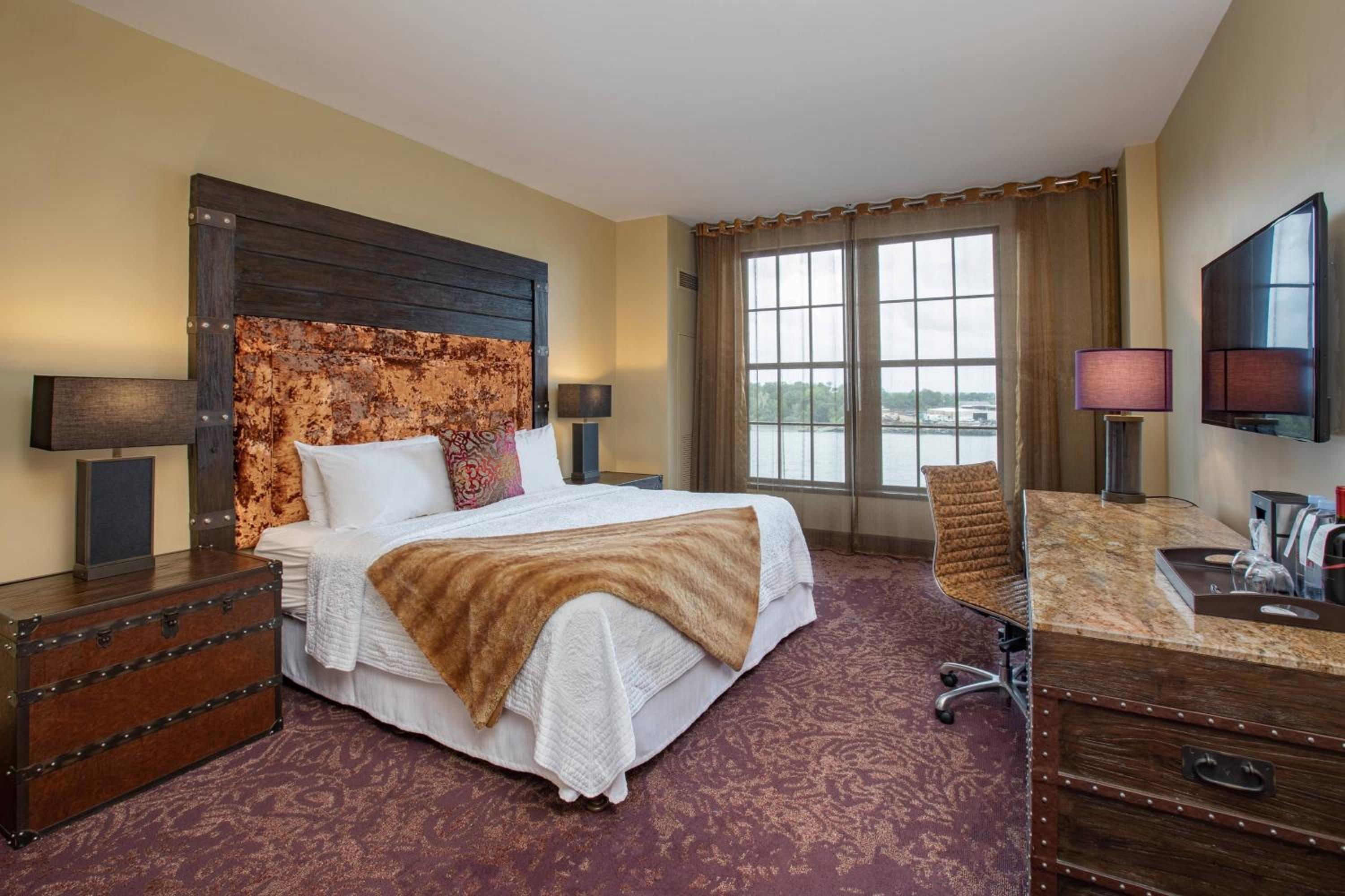 King with River View - Photo 3