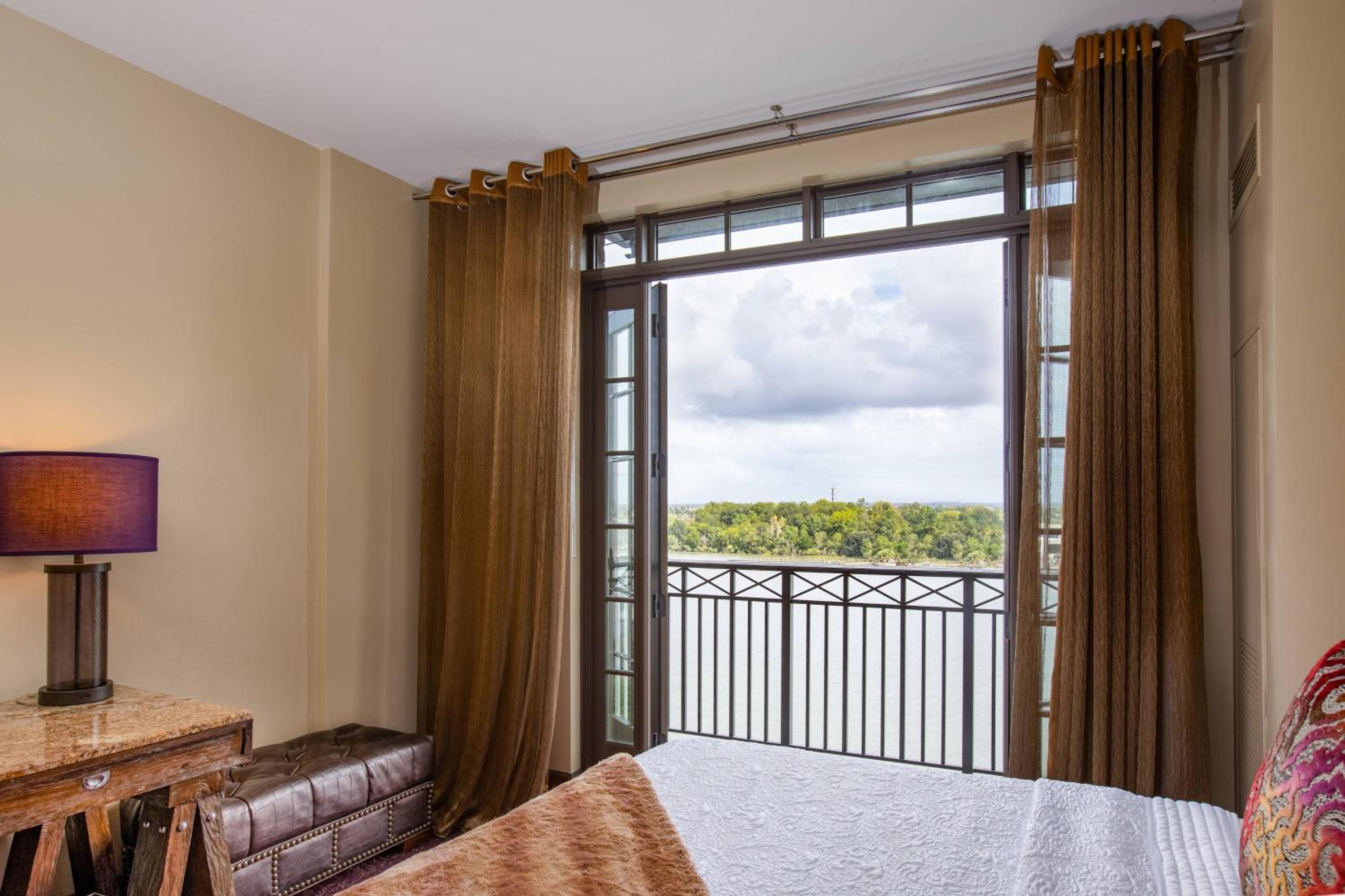 Queen Room with Two Queen Beds and River View - Photo 3