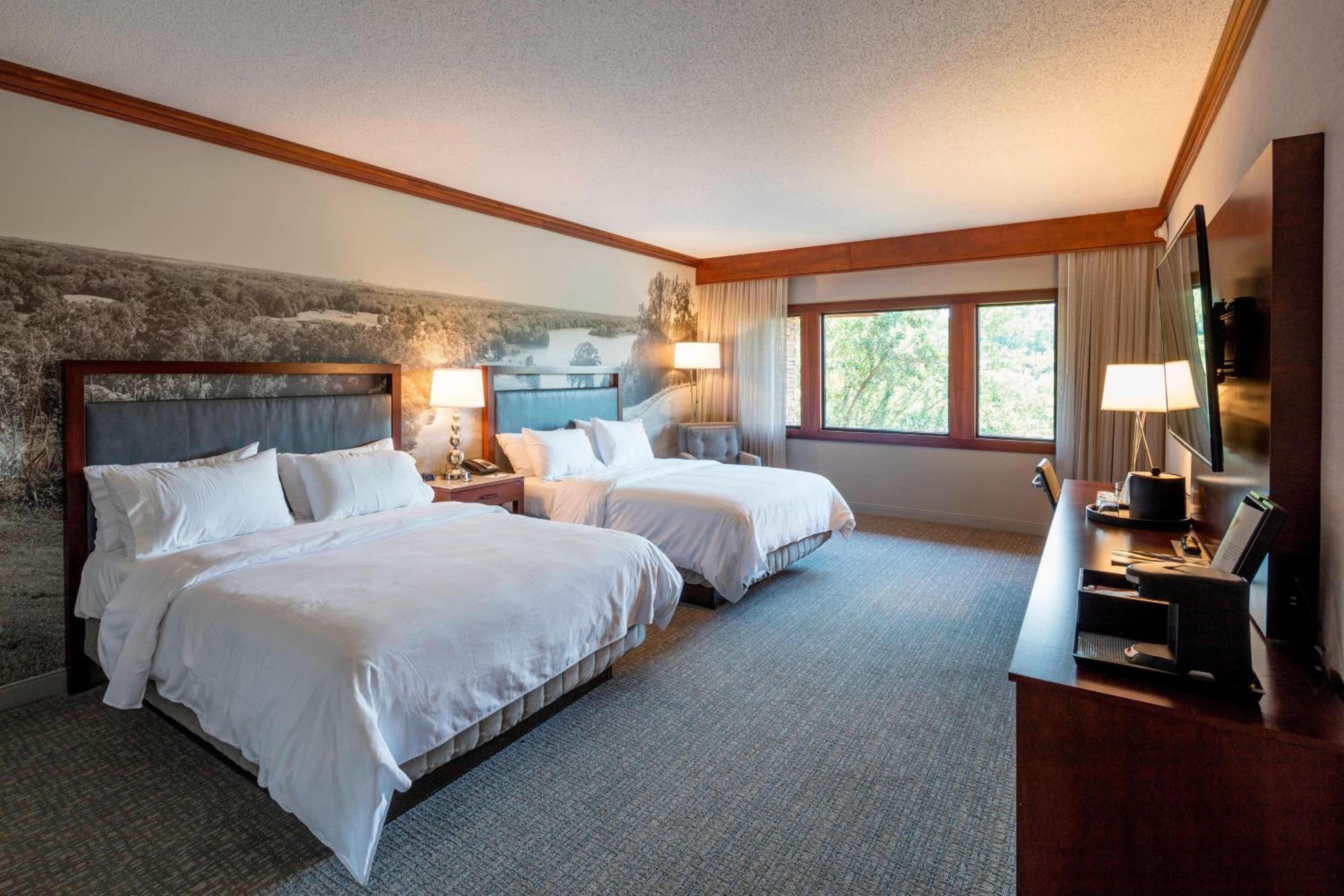 Queen Room with Two Queen Beds - Photo 2