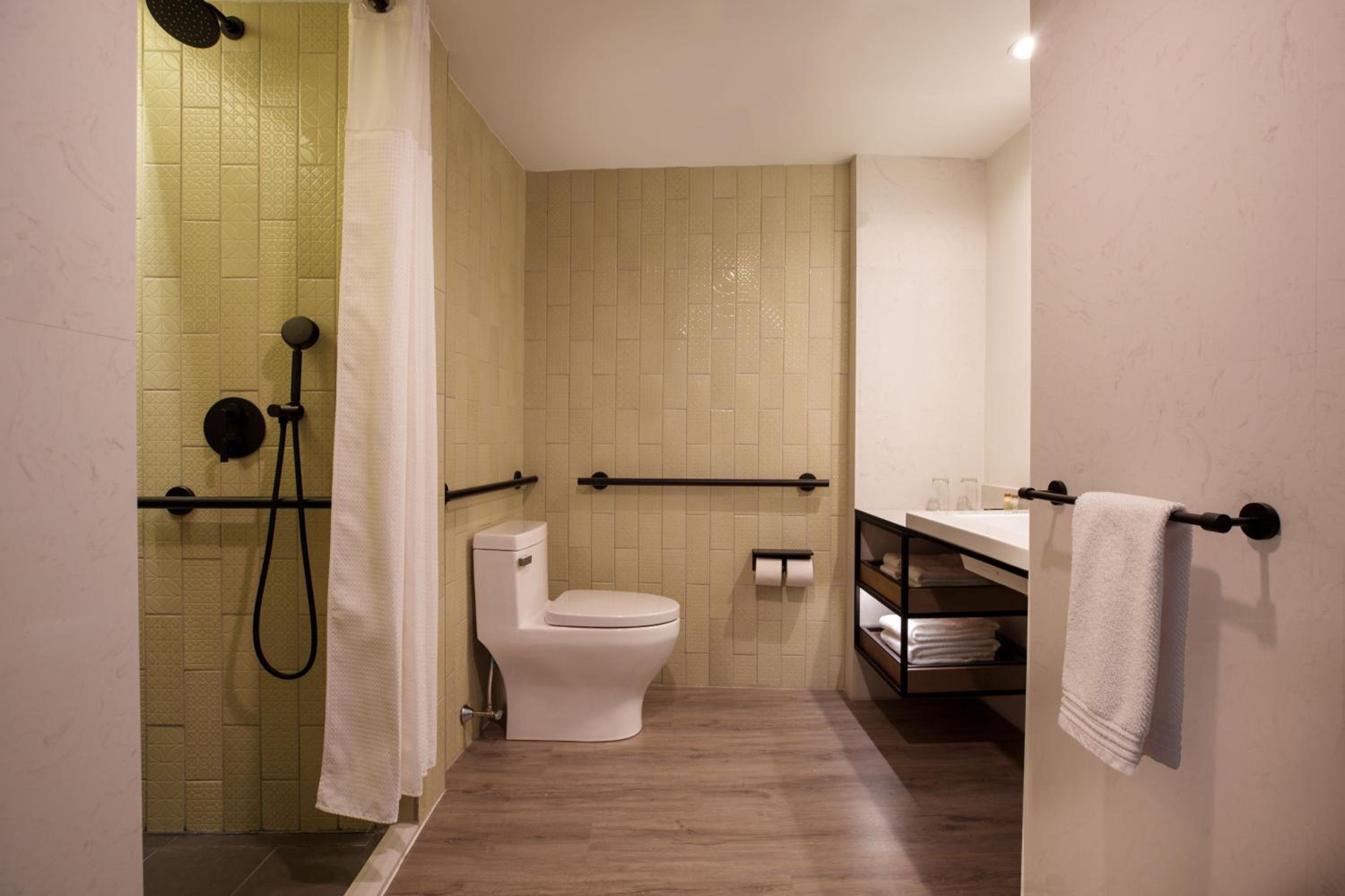 Queen Room - Mobility Accessible - Photo 3