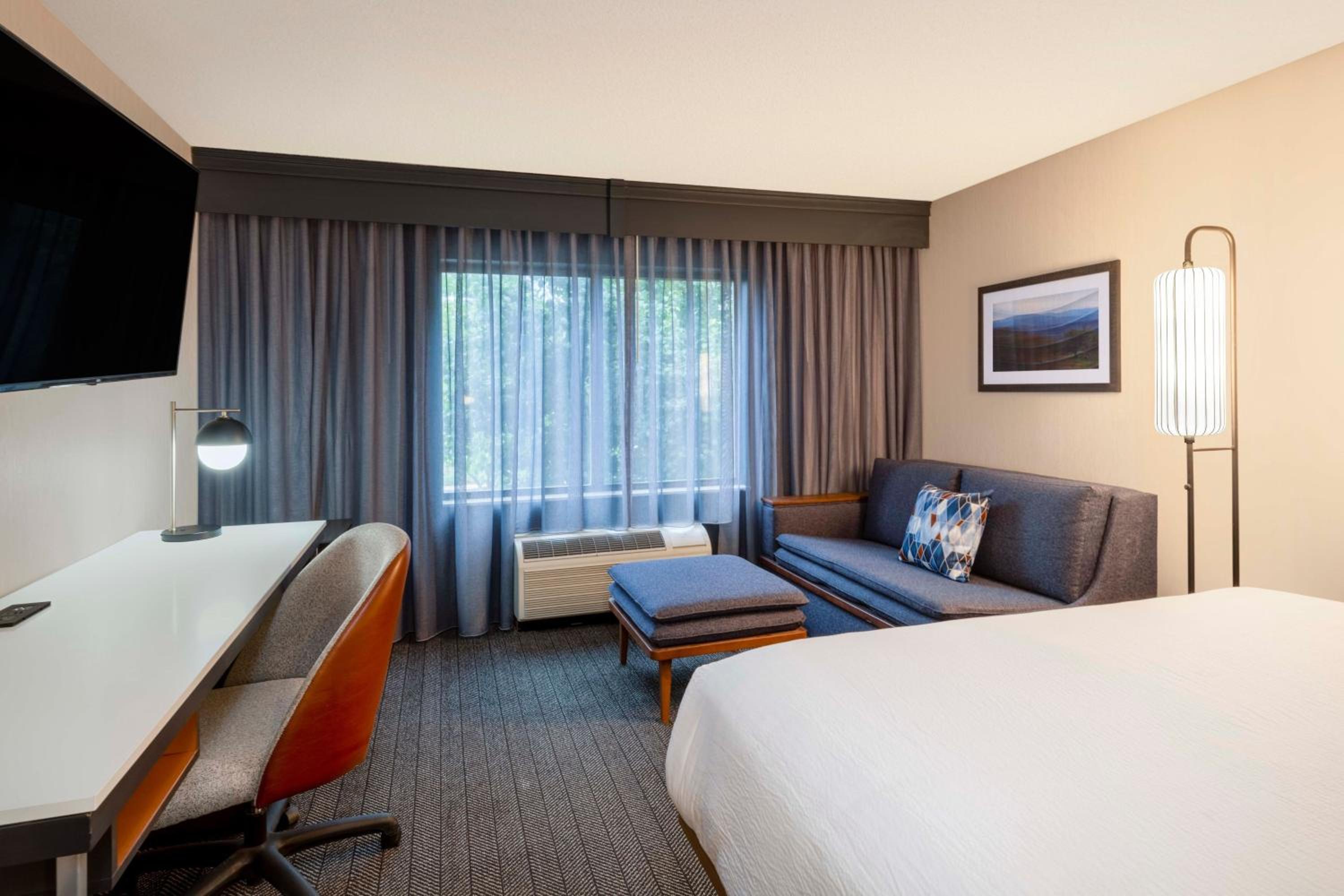 King Room with Sofa Bed - Photo 2