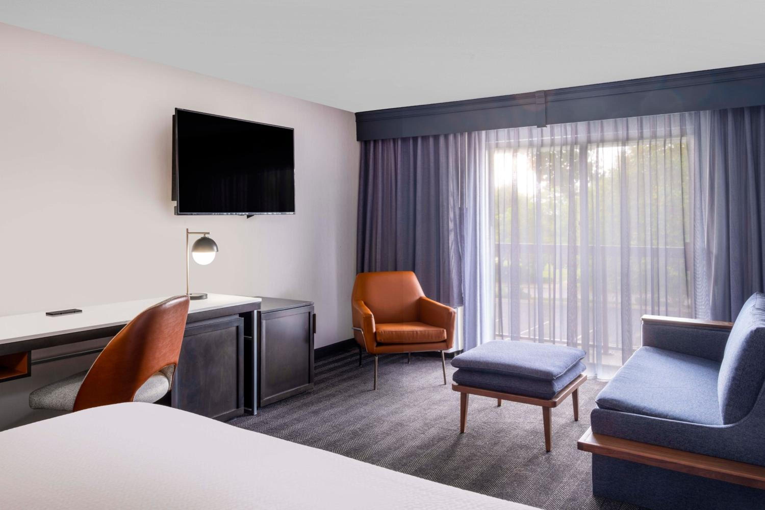King Room with Sofa Bed - Photo 3