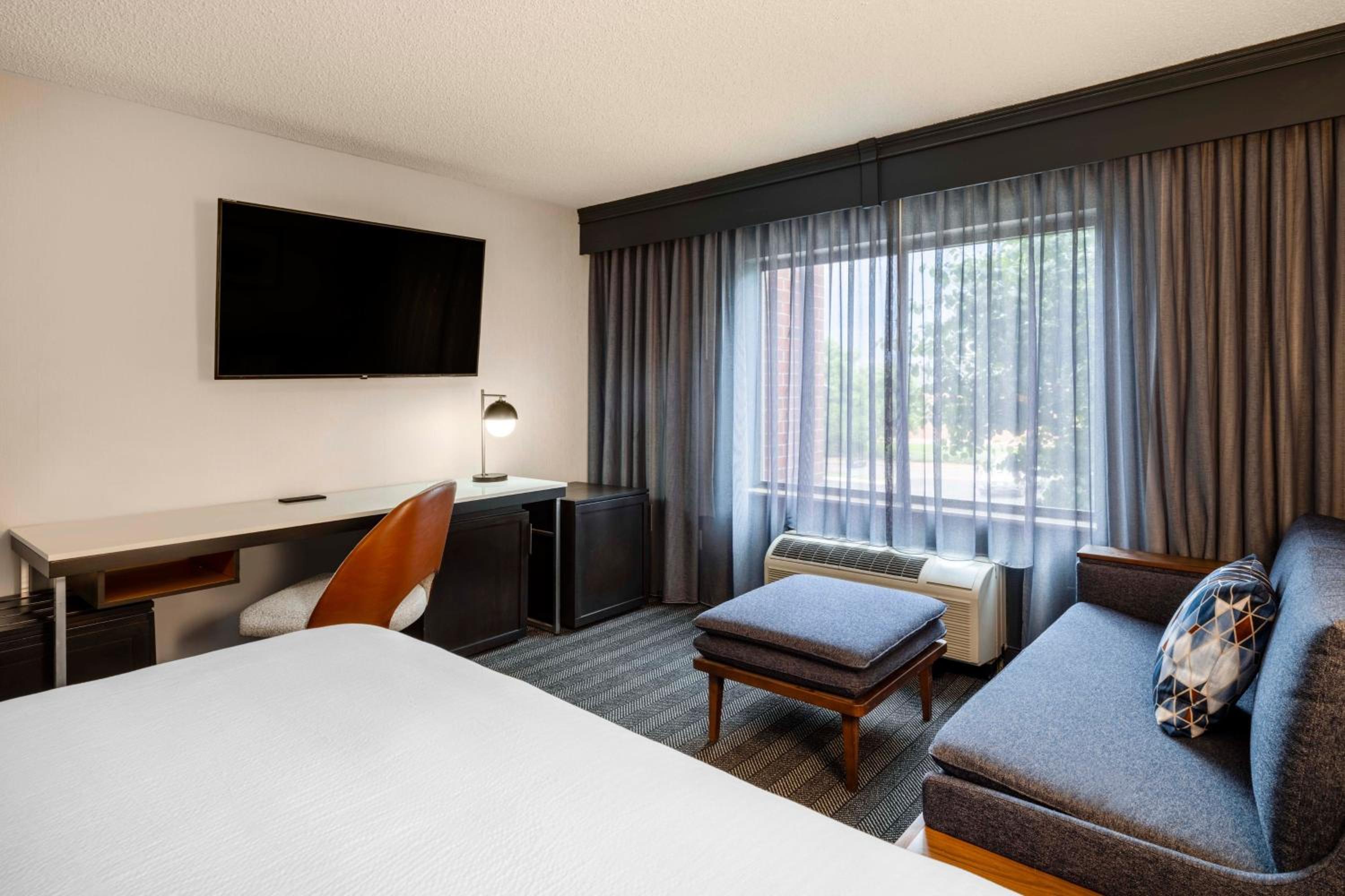 King Room with Sofa Bed - Photo 6