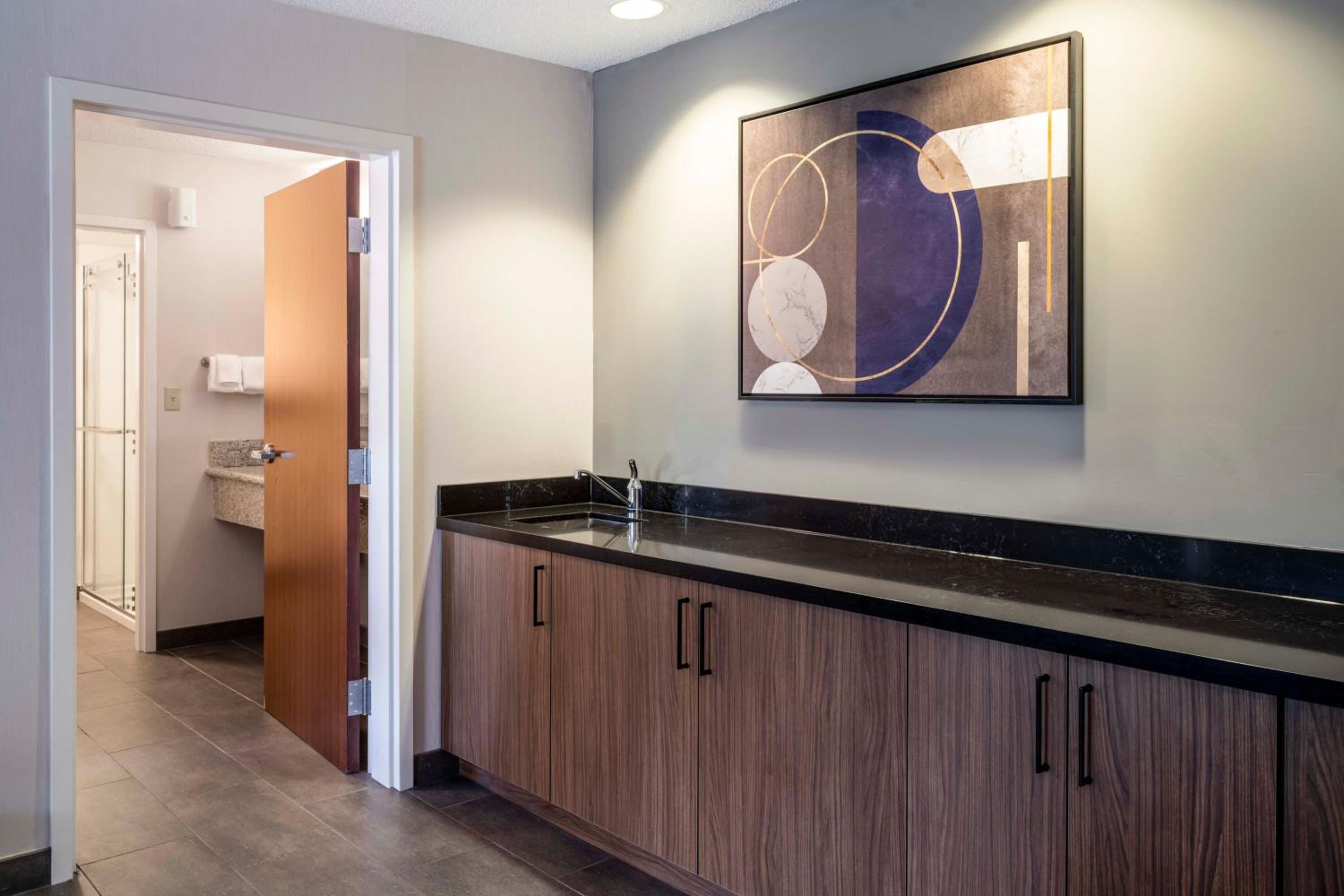 One-Bedroom Executive King Suite with Sofa Bed and Adapted Tub - Mobility and Hearing Accessible photo 2