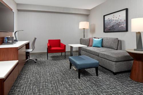 One-Bedroom King Suite with Sofa Bed - Concierge Lounge Access