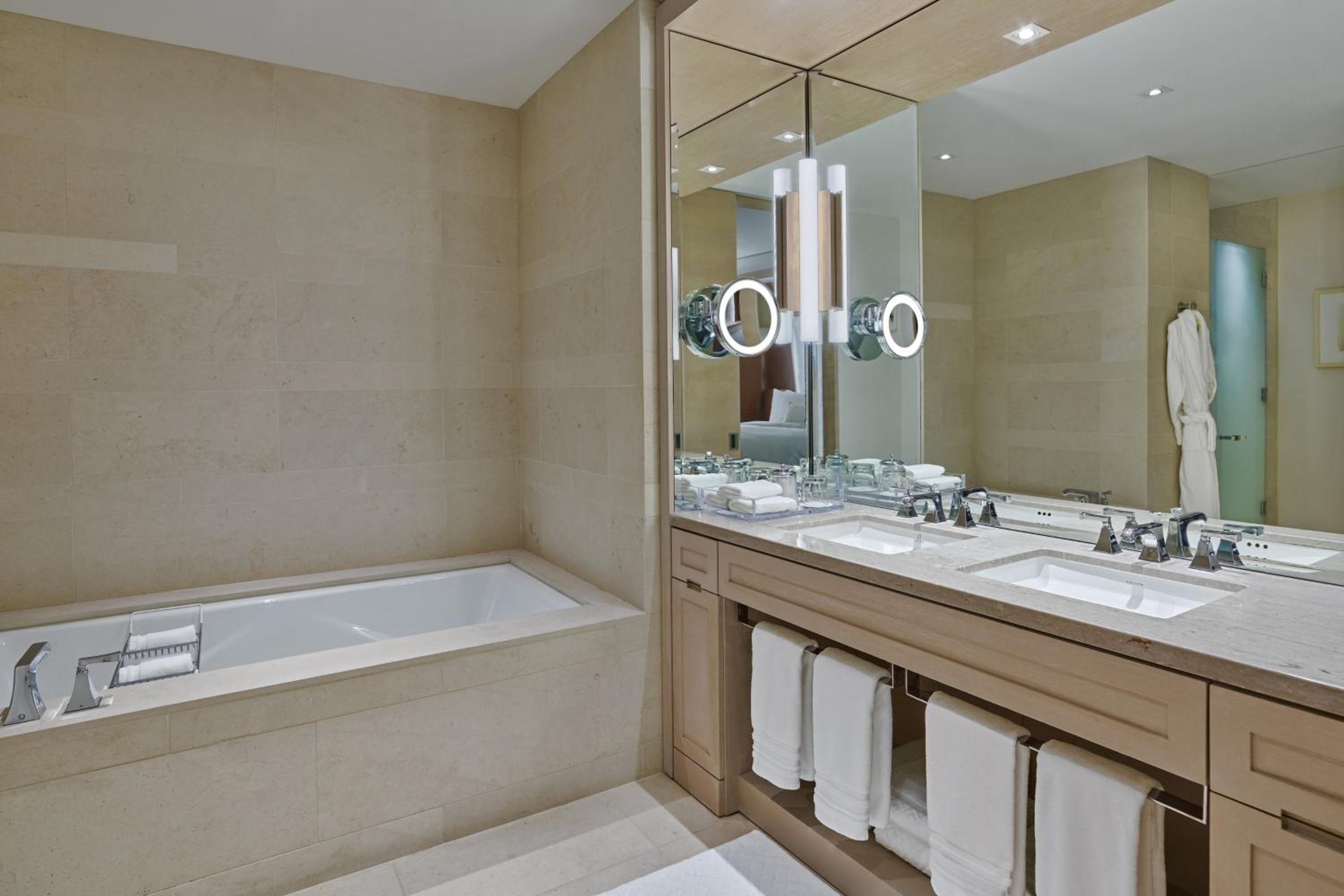 Great Metropolitan Suite, 1 Bedroom Suite, 1 King, Corner room - Photo 10