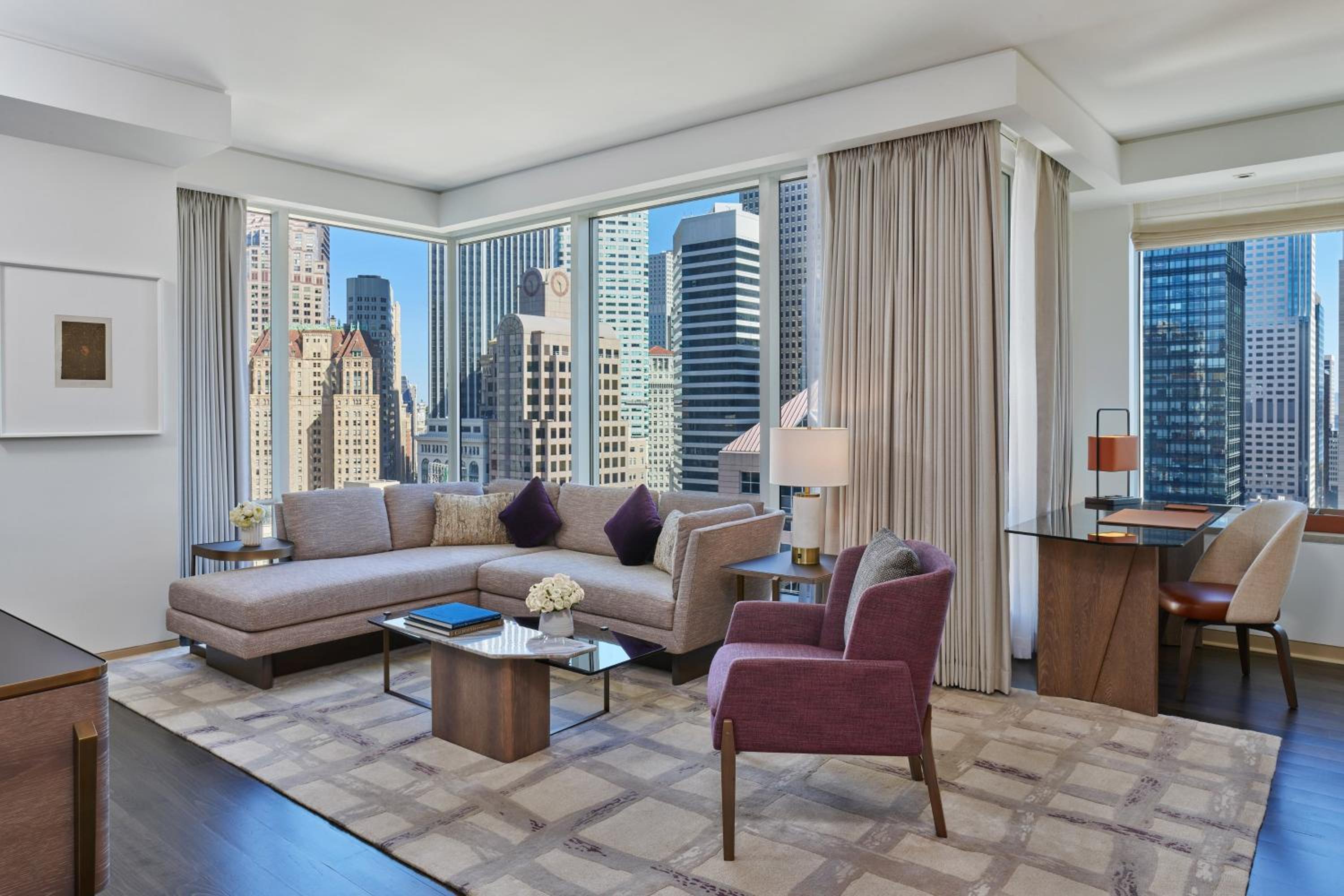 Astor Suite, 1 Bedroom Suite, 1 King, Corner room - Photo 2