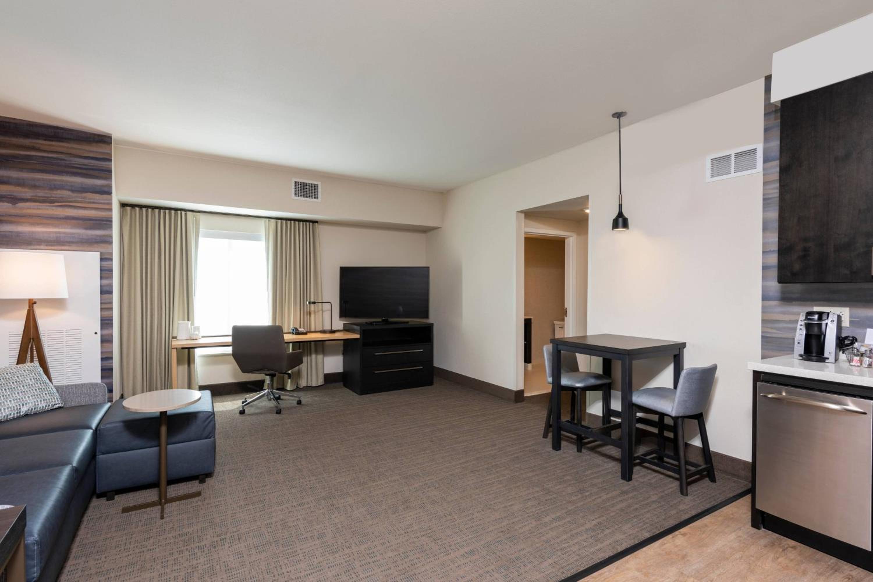 1 Bedroom Suite, 1 King, Sofa bed - Photo 2