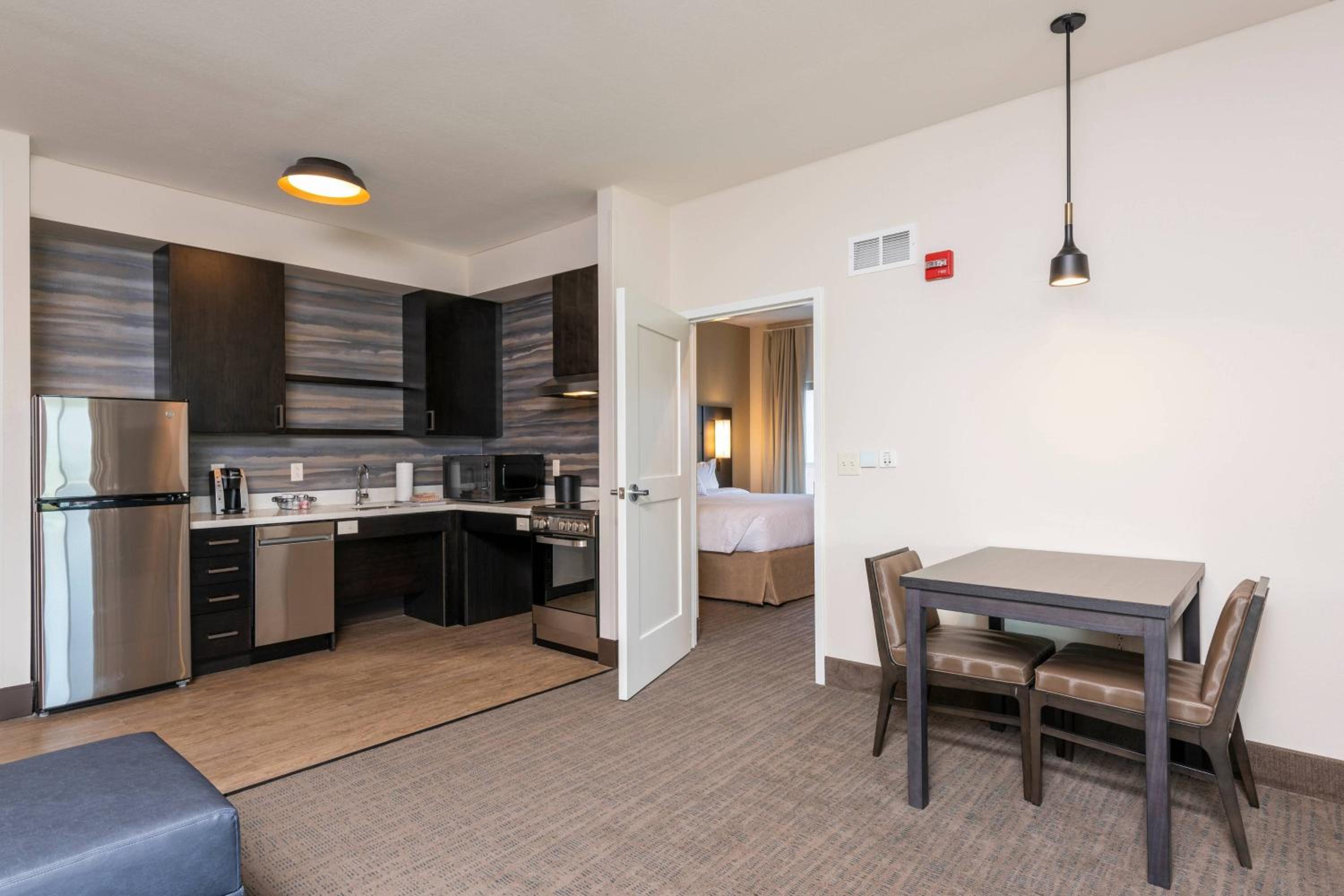 1 Bedroom Suite, 1 King, Sofa bed - Photo 1