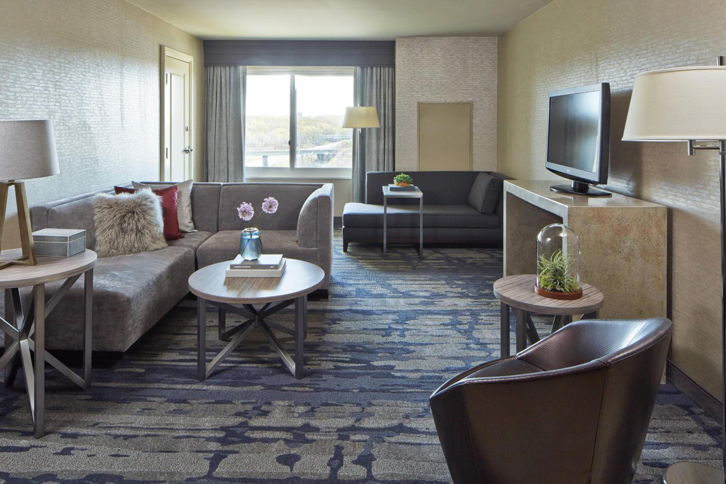 Executive Suite, Concierge Level, 2 Room Suite, 1 King - Photo 1