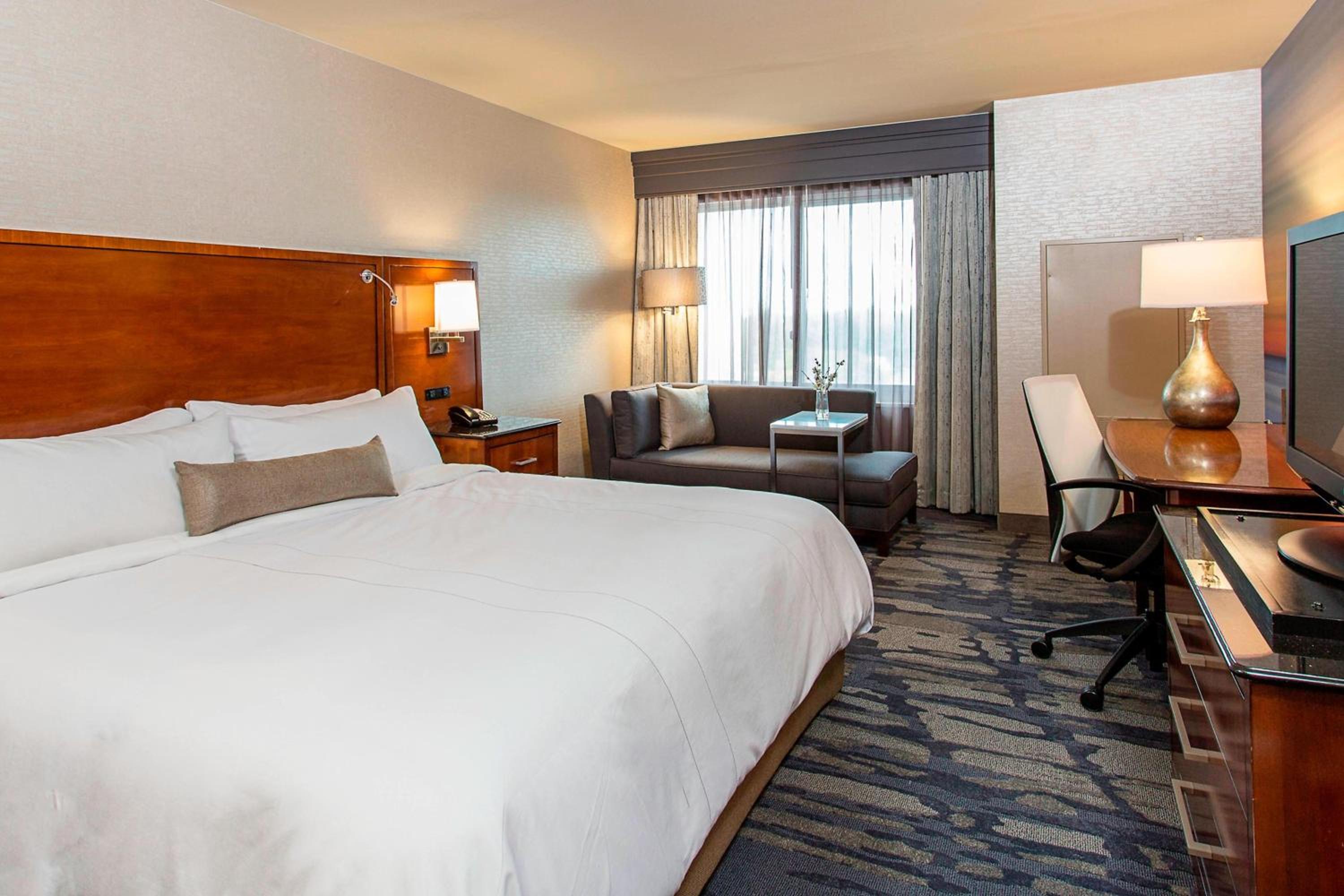 Executive Suite, Concierge Level, 2 Room Suite, 1 King - Photo 2